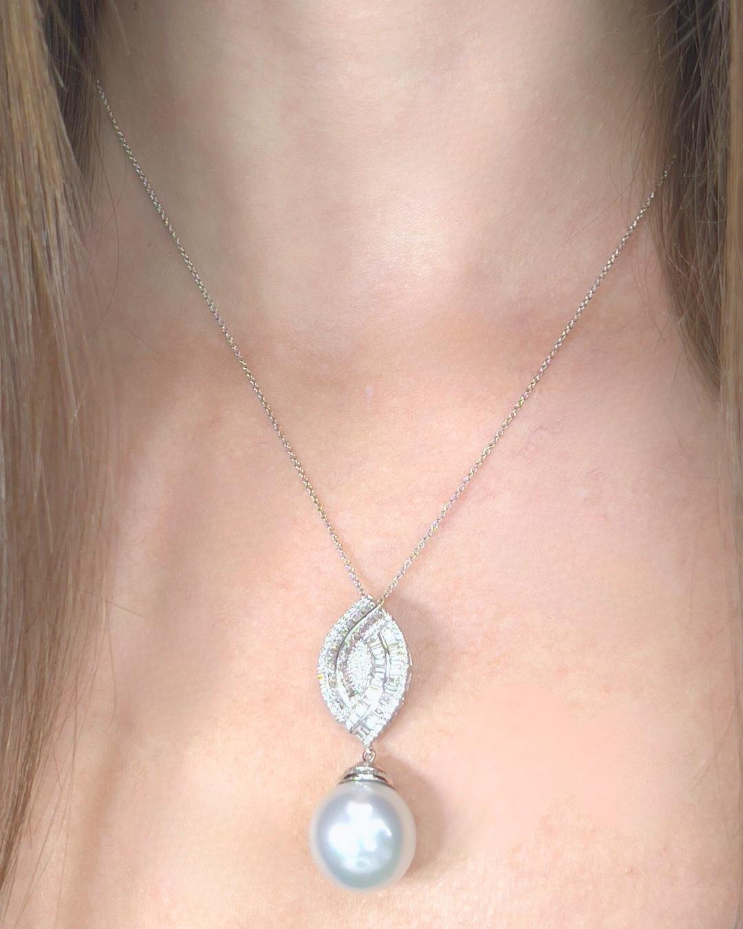 Lustrous 9.20ct Salt Water Pearl and Diamonds Drop Necklace in 18k White Gold - IGI Certified

This exquisite 18K white gold necklace features a luminous 6.20ct saltwater pearl in a rare light grayish-green hue, offering soft elegance with a touch