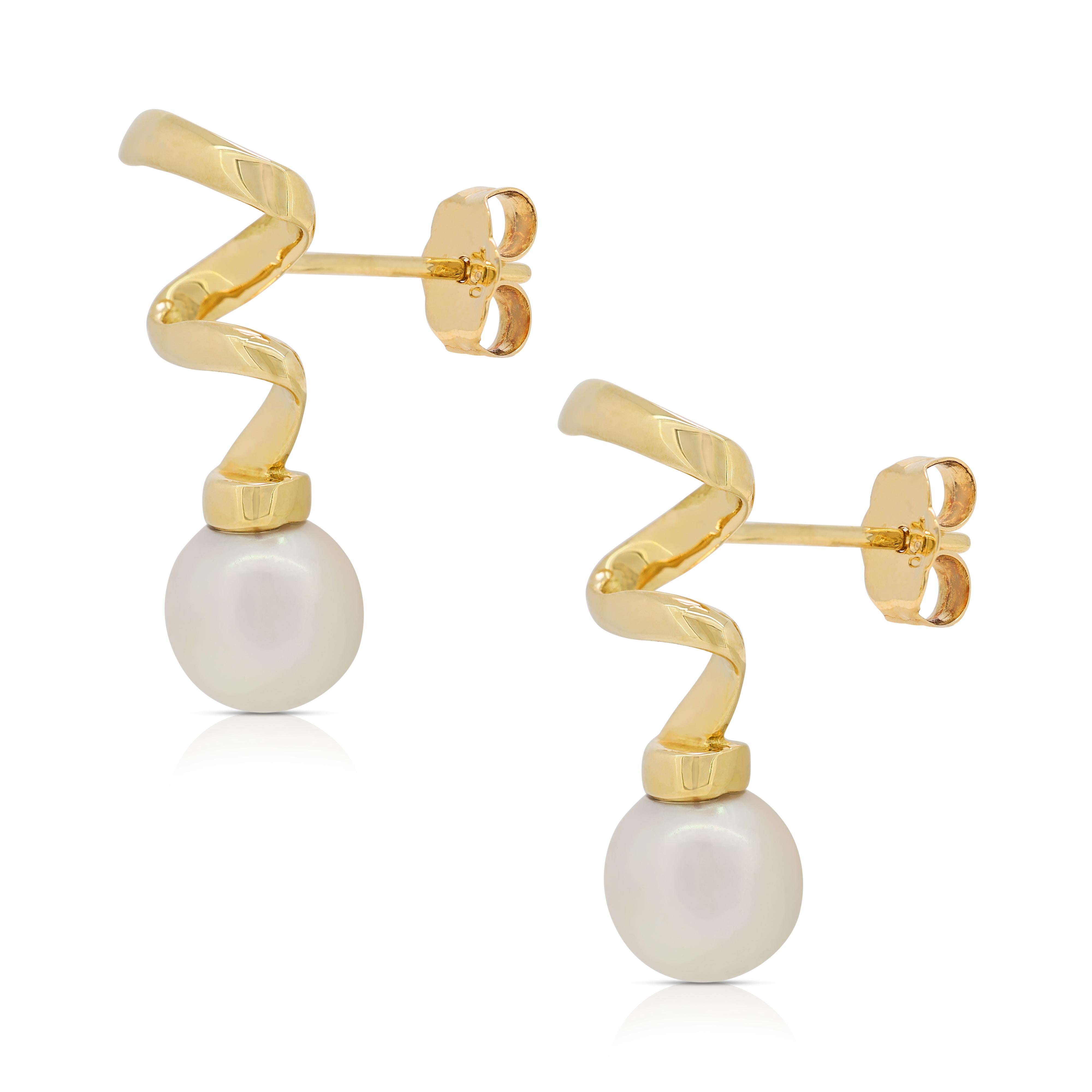 Round Cut Lustrous Akoya Pearl Earrings in 18K Yellow Gold