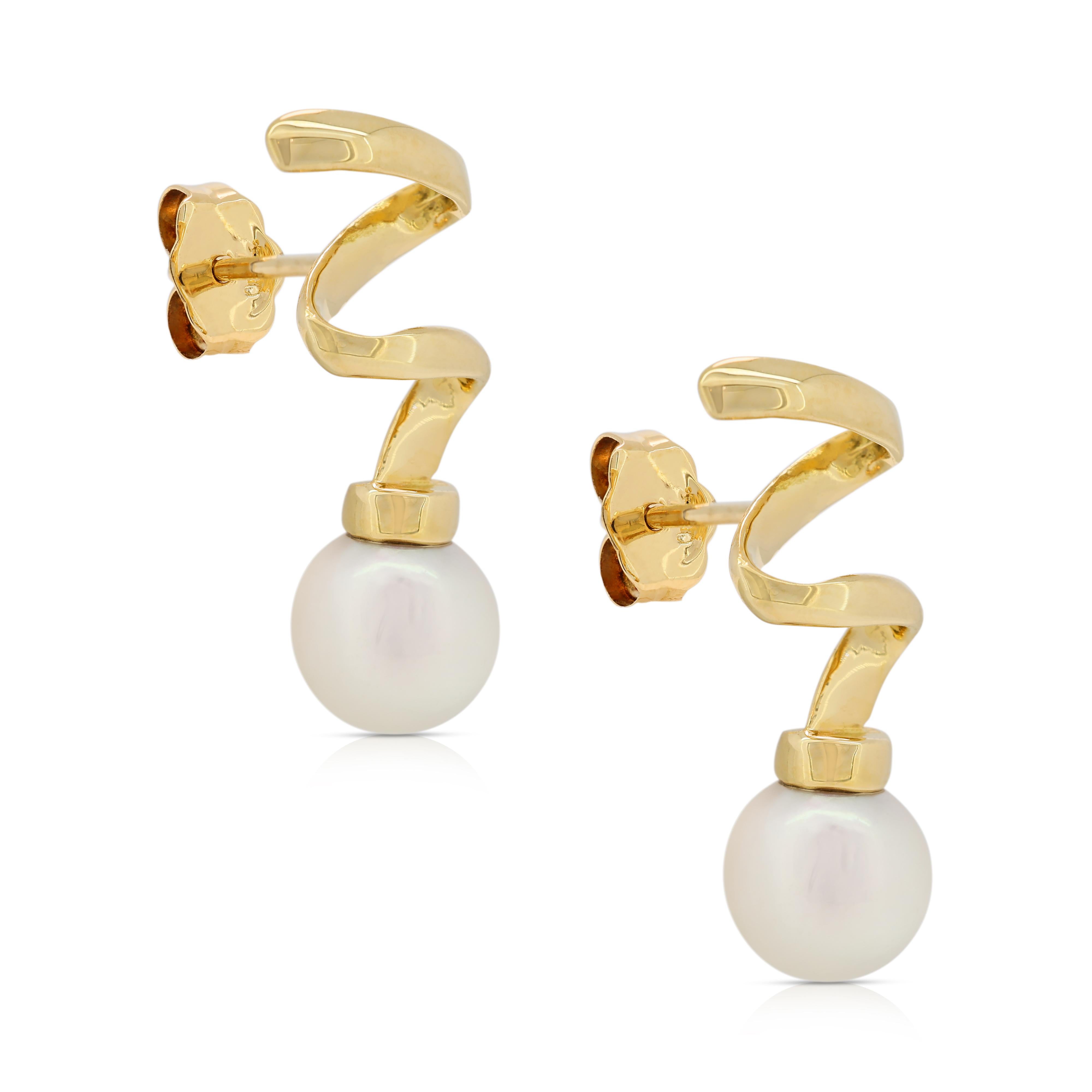 Lustrous Akoya Pearl Earrings in 18K Yellow Gold In New Condition In רמת גן, IL