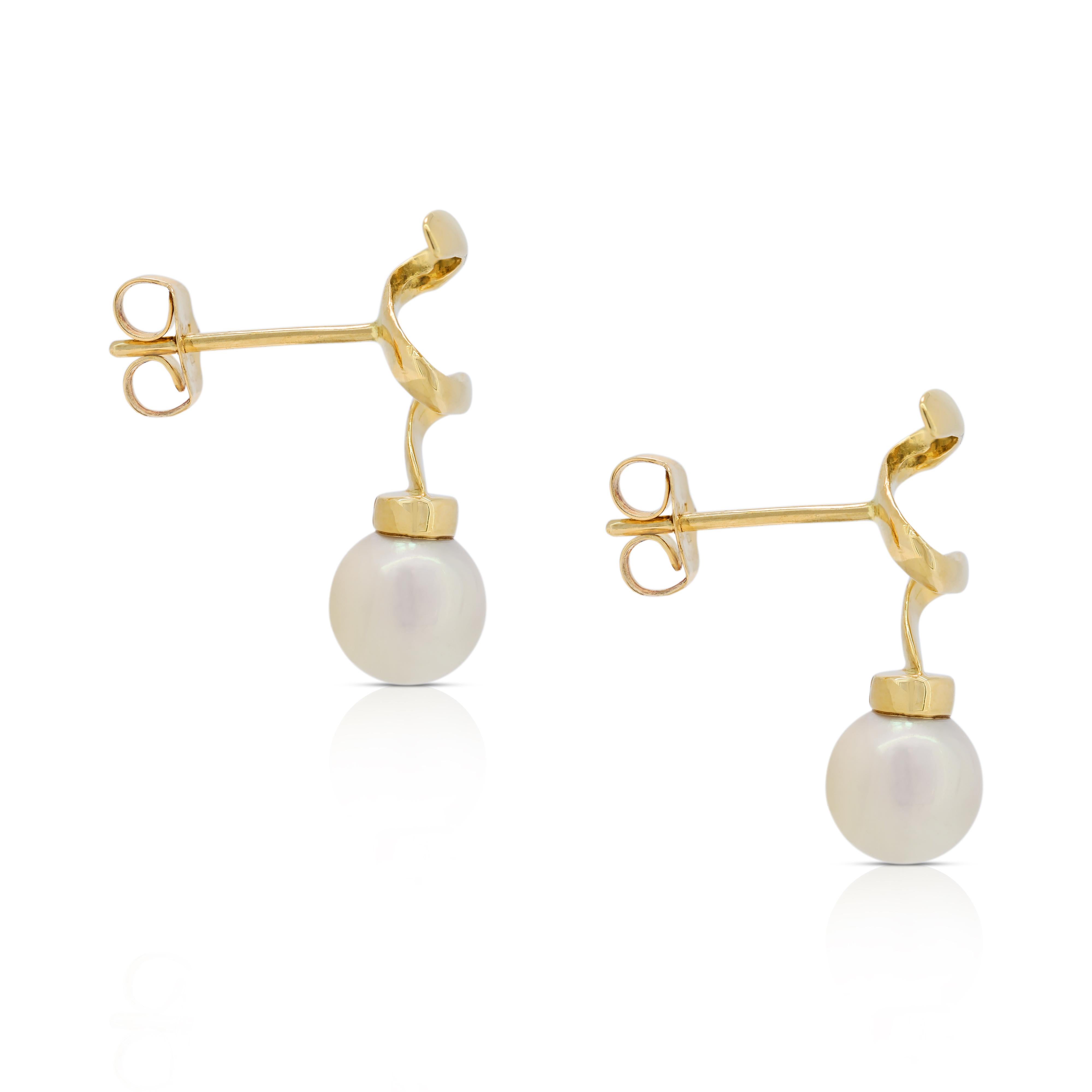 Women's Lustrous Akoya Pearl Earrings in 18K Yellow Gold