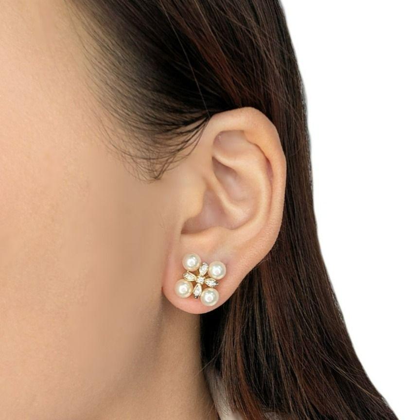 L'éclat doux et irisé des perles Akoya, parfaitement complété par la brillance étincelante des diamants. Ces boucles d'oreilles en or jaune 18 carats, qui n'ont jamais été portées, présentent huit perles d'Akoya exquises, d'un diamètre de 5 mm