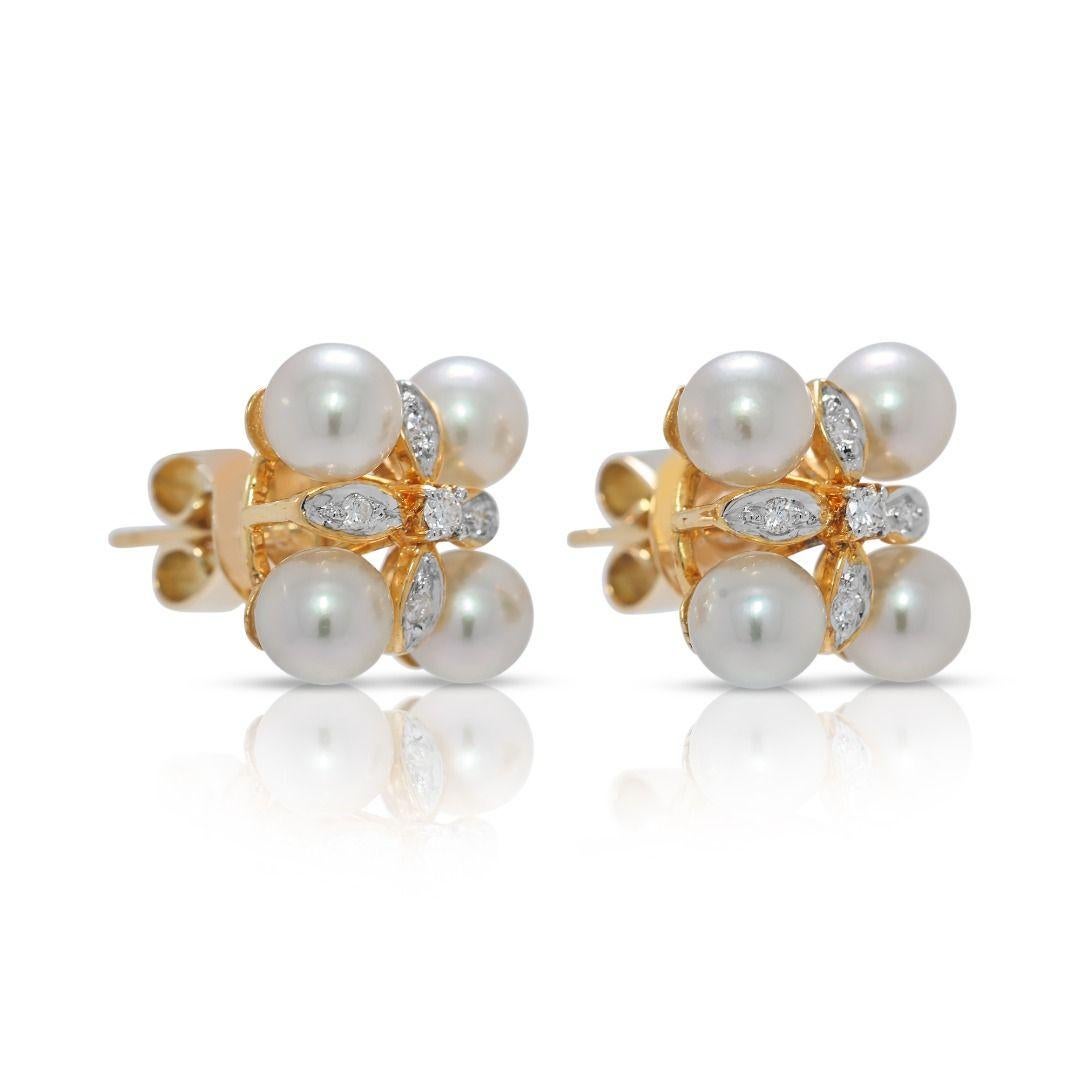 Taille ronde Boucles d'oreilles en or jaune 18 carats, perles Akoya lustrées et diamants naturels (non portées) en vente