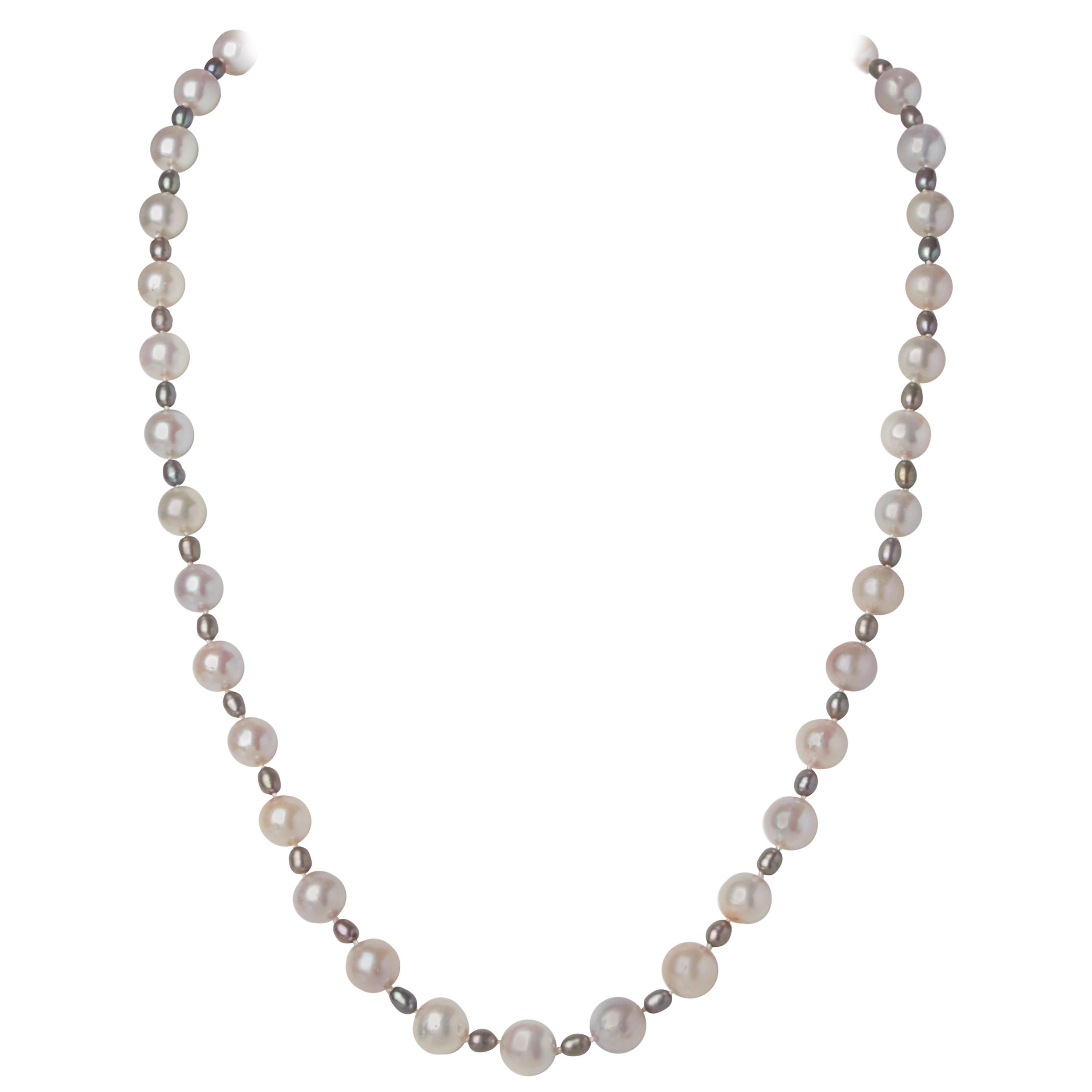Collana di perle Akoya bianche e grigie con chiusura in argento e zaffiri bianchi