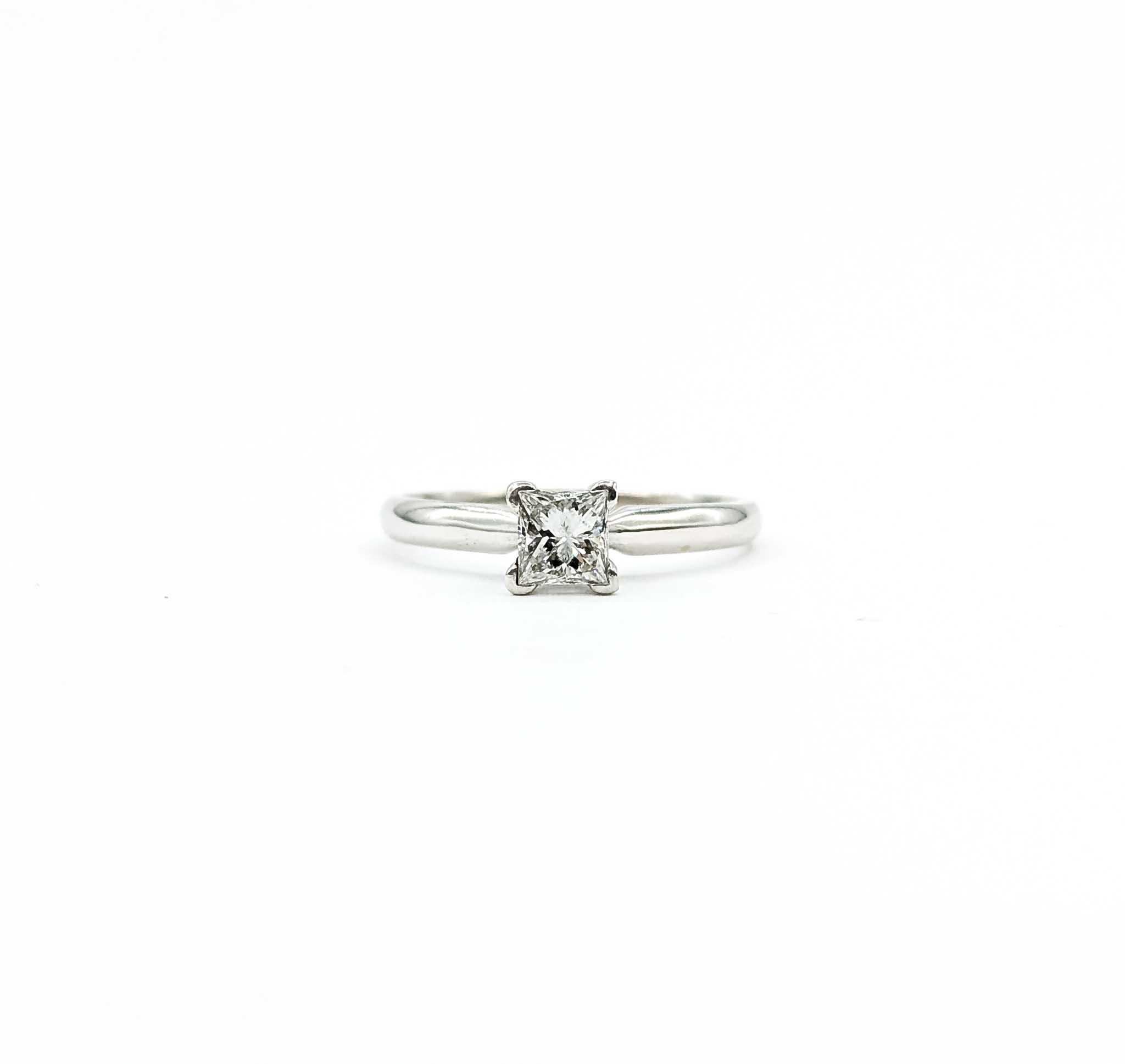 Bague solitaire à diamant lustré en or blanc 14k en vente 4