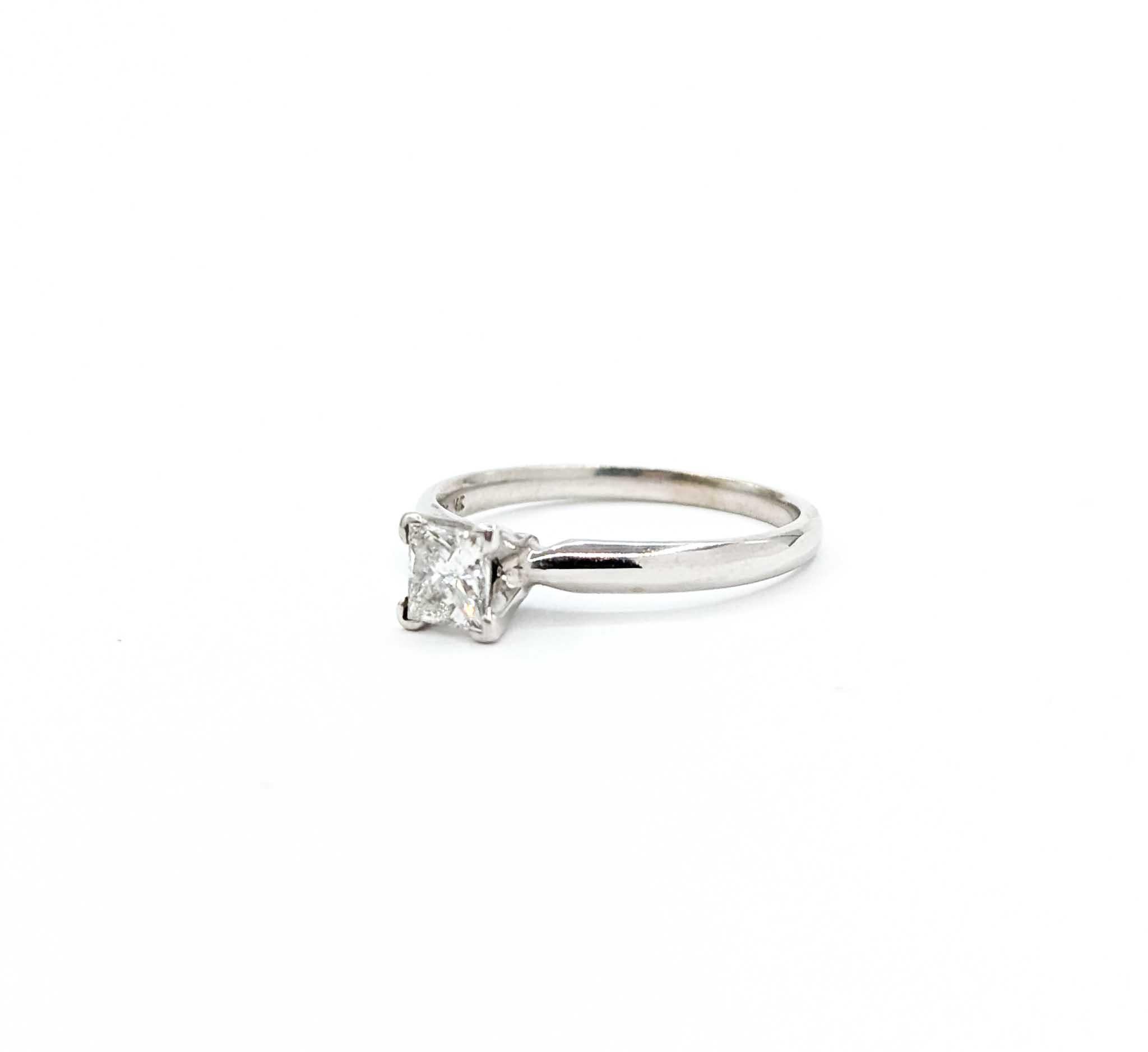 Bague solitaire à diamant lustré en or blanc 14k

Whiting présente cette exquise bague de fiançailles en or blanc 14 carats, dotée d'un solitaire intemporel qui respire l'élégance et la sophistication. Au cœur de cette pièce captivante se trouve un