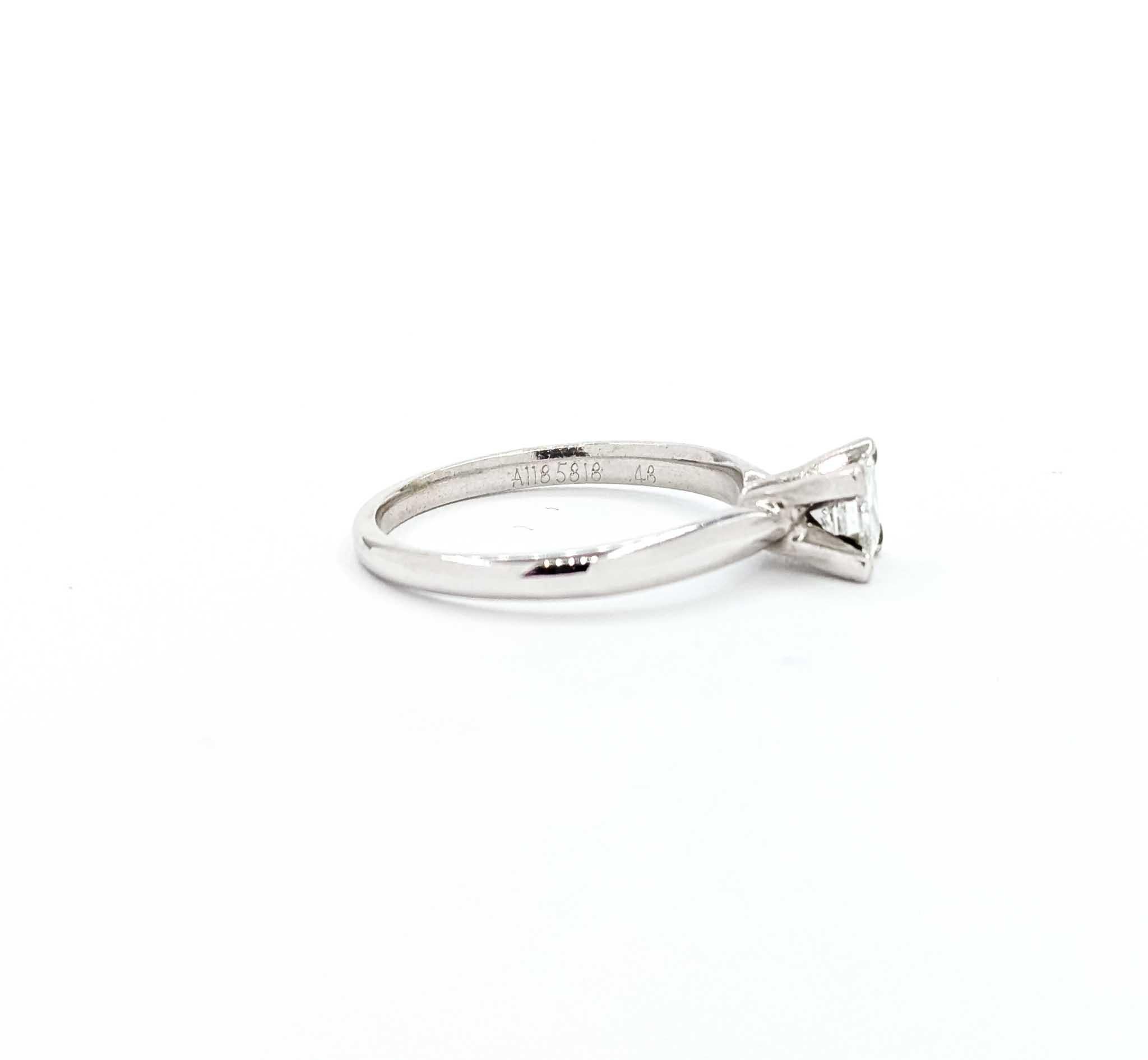 Contemporain Bague solitaire à diamant lustré en or blanc 14k en vente