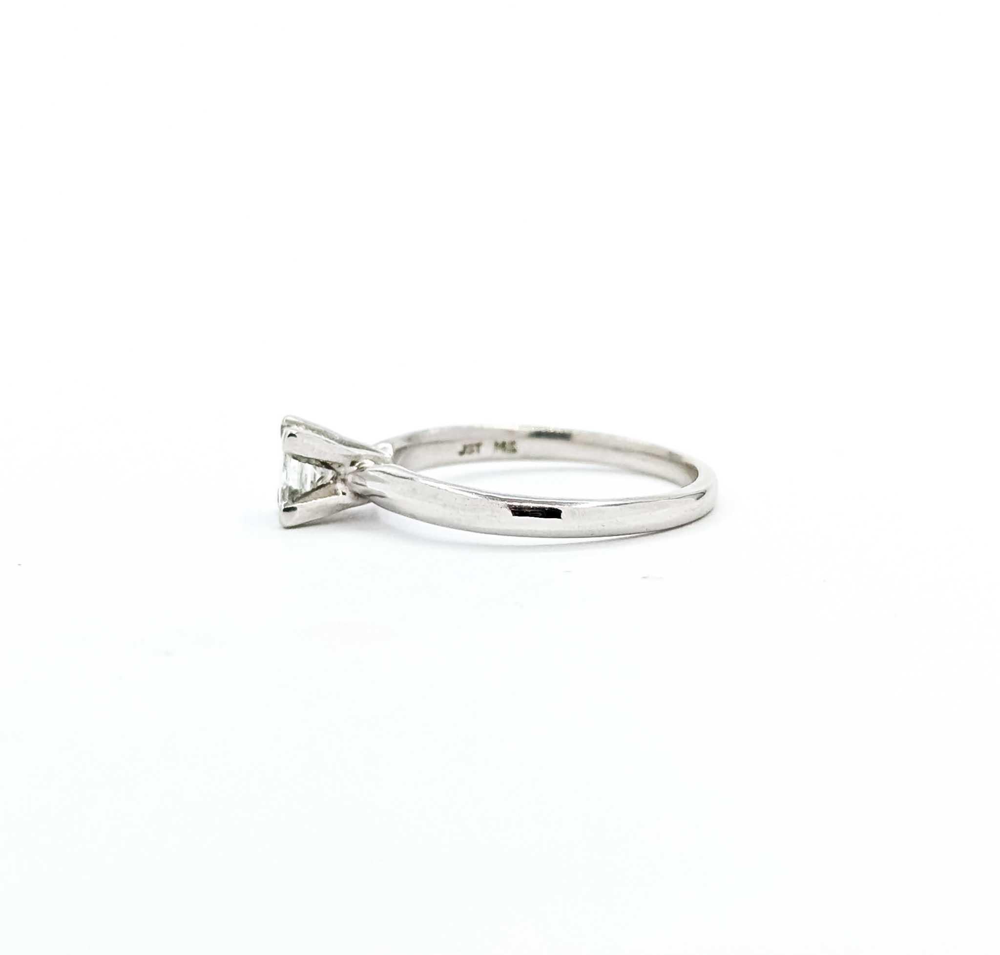 Taille princesse Bague solitaire à diamant lustré en or blanc 14k en vente