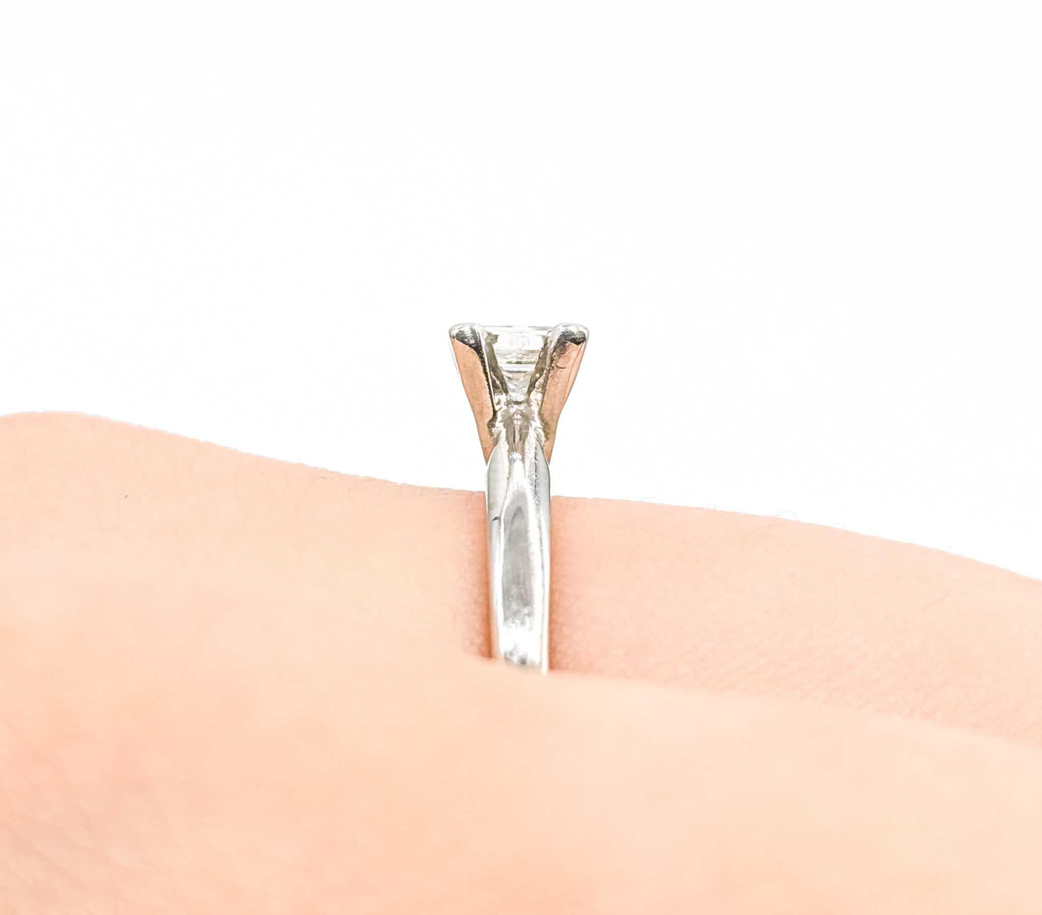Bague solitaire à diamant lustré en or blanc 14k Excellent état - En vente à Bloomington, MN