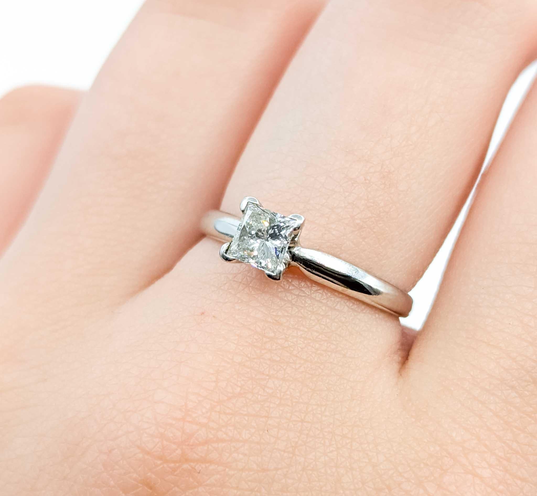 Bague solitaire à diamant lustré en or blanc 14k Pour femmes en vente