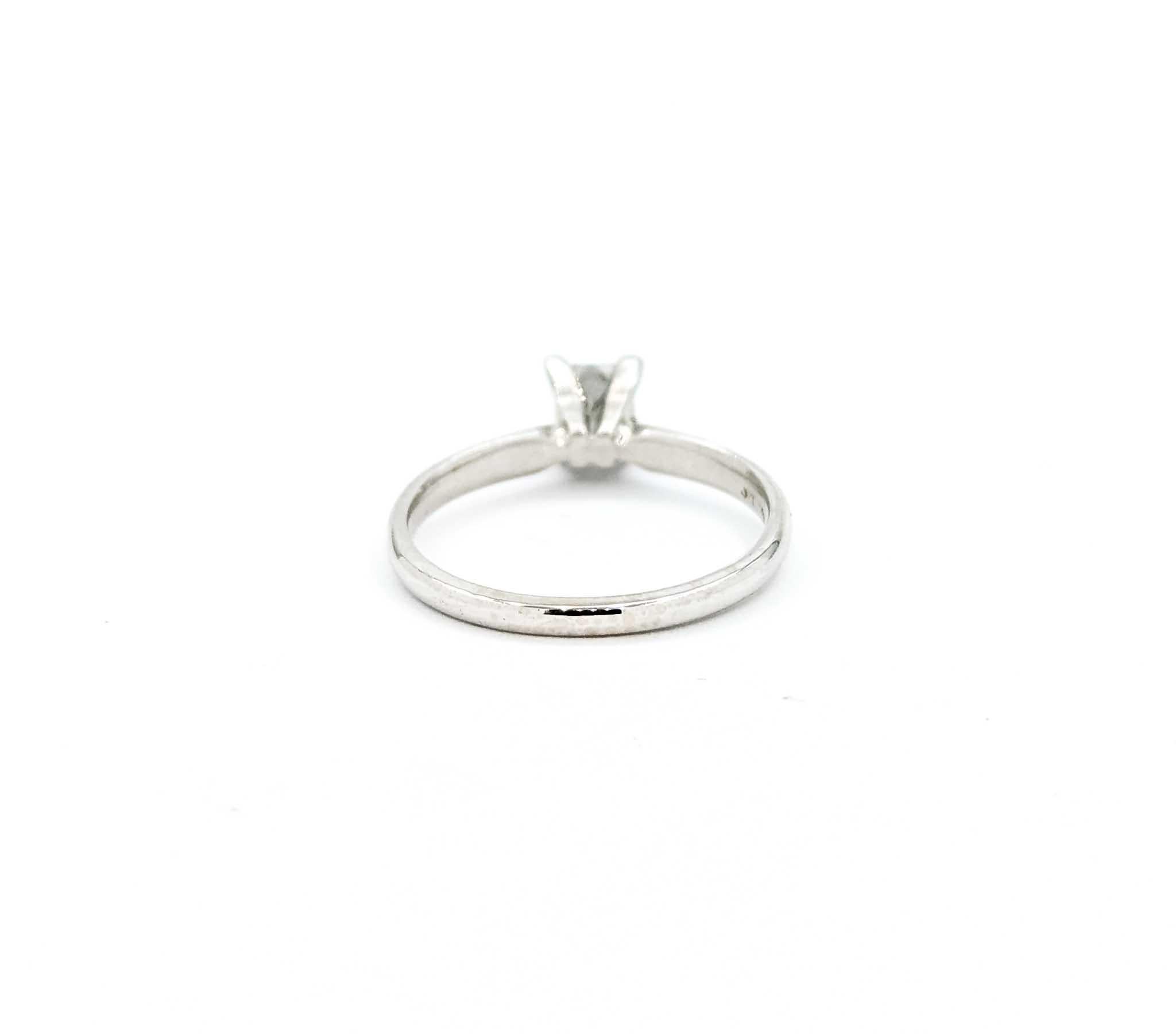 Bague solitaire à diamant lustré en or blanc 14k en vente 3