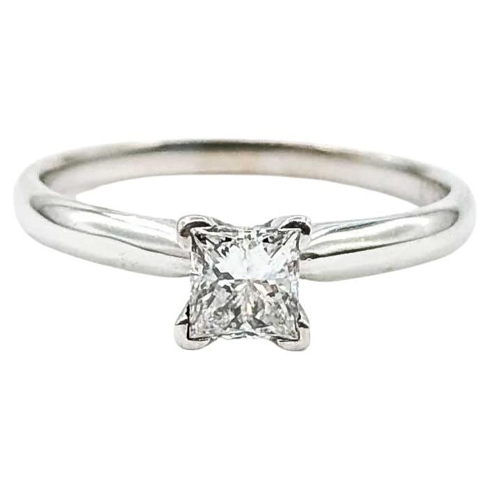 Bague solitaire à diamant lustré en or blanc 14k en vente