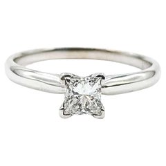 Bague solitaire à diamant lustré en or blanc 14k