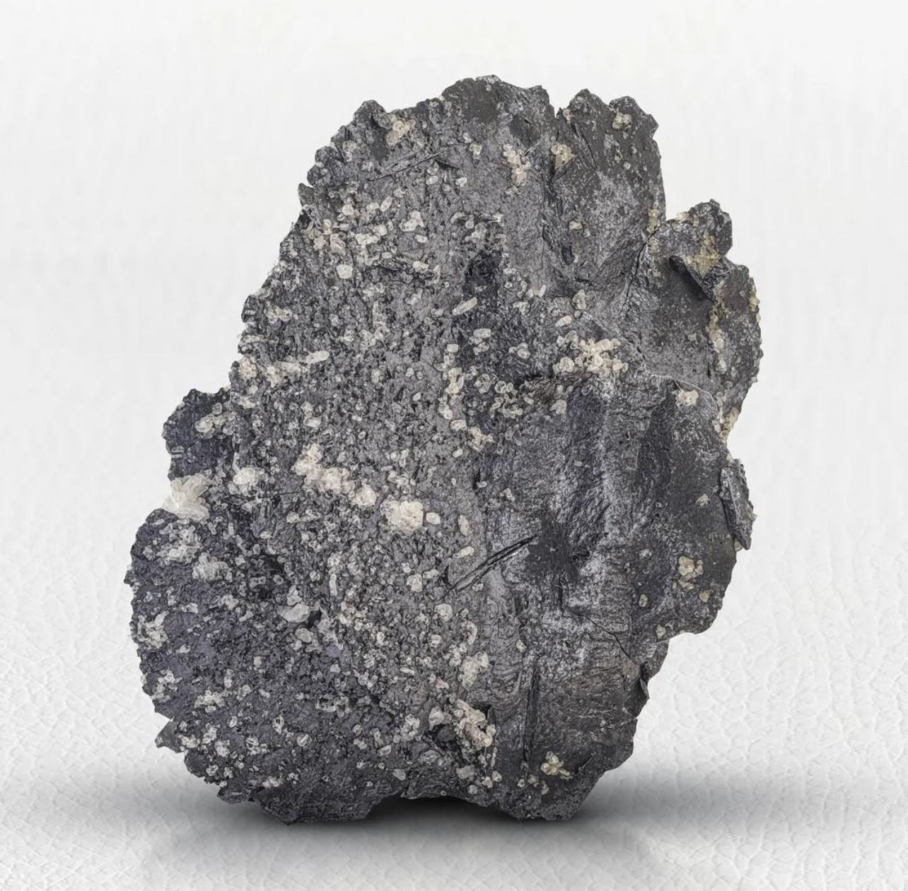 Lustrous Fine Hematite Crystal With Contrasting White Albite From Pakistan In Good Condition For Sale In Peshawar, PK