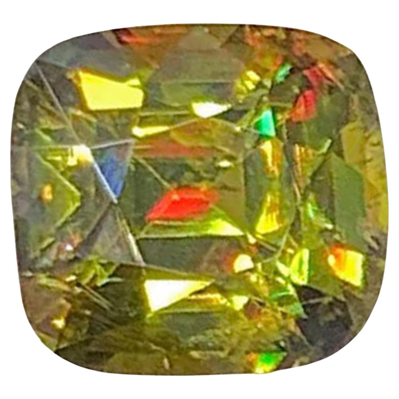 Lustrous Green Sphene Gemstone: Multi Color Cushion Cut, 2.66 Carat im Angebot