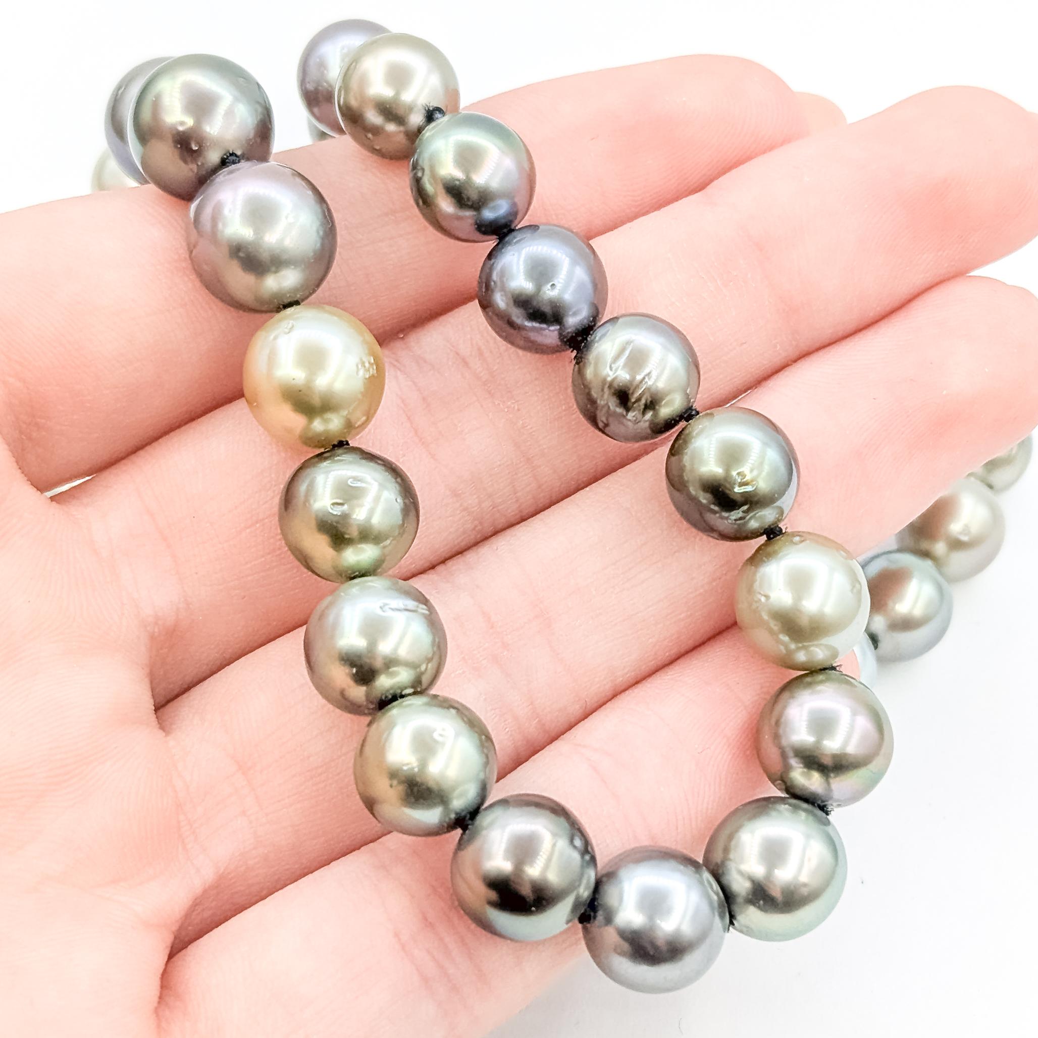 Collana con fili di perle multicolore in oro bianco 14 carati

Questo filo da 18 pollici presenta perle coltivate di circa 9,8 mm in una tavolozza naturalmente variegata di tonalità grigio argento, pavone, pistacchio, champagne e lavanda. Ogni perla