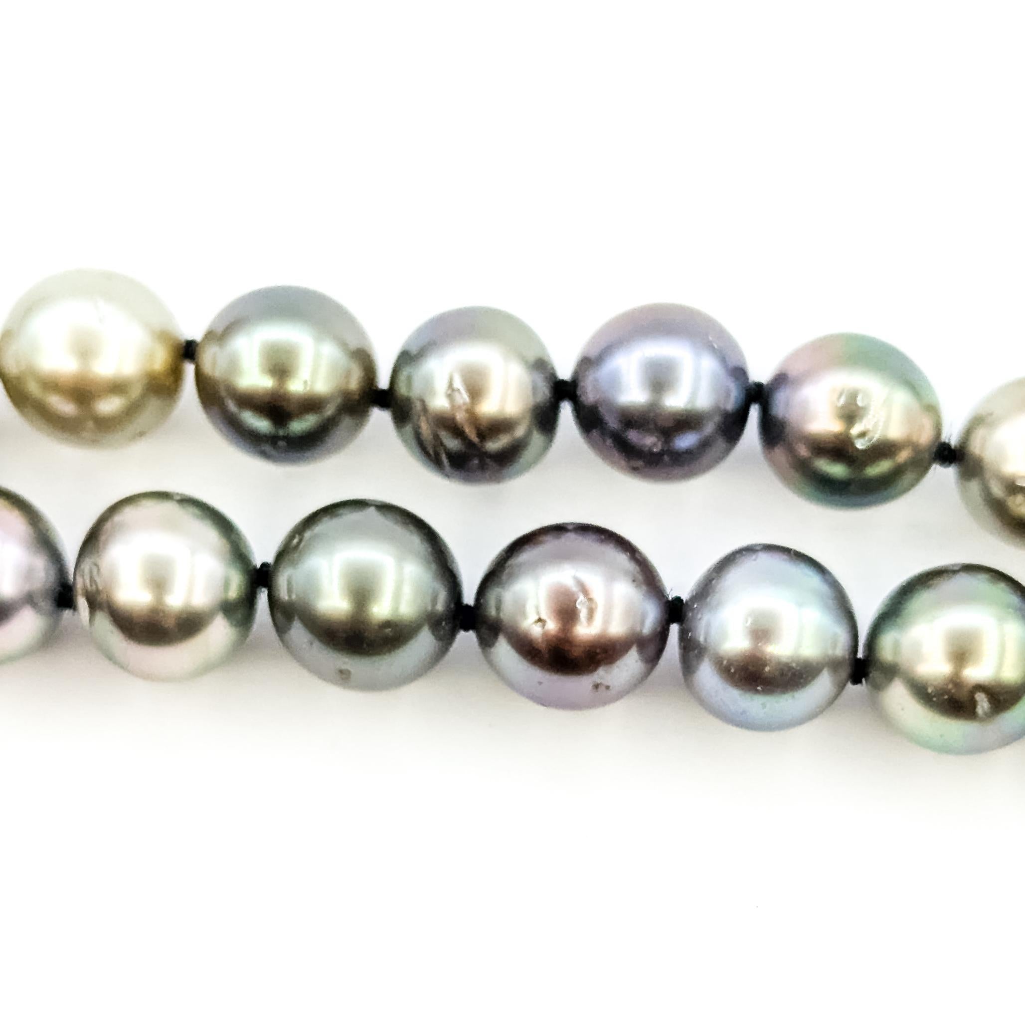 Collana con fili di perle multicolore in oro bianco 14 carati In condizioni ottime in vendita a Bloomington, MN