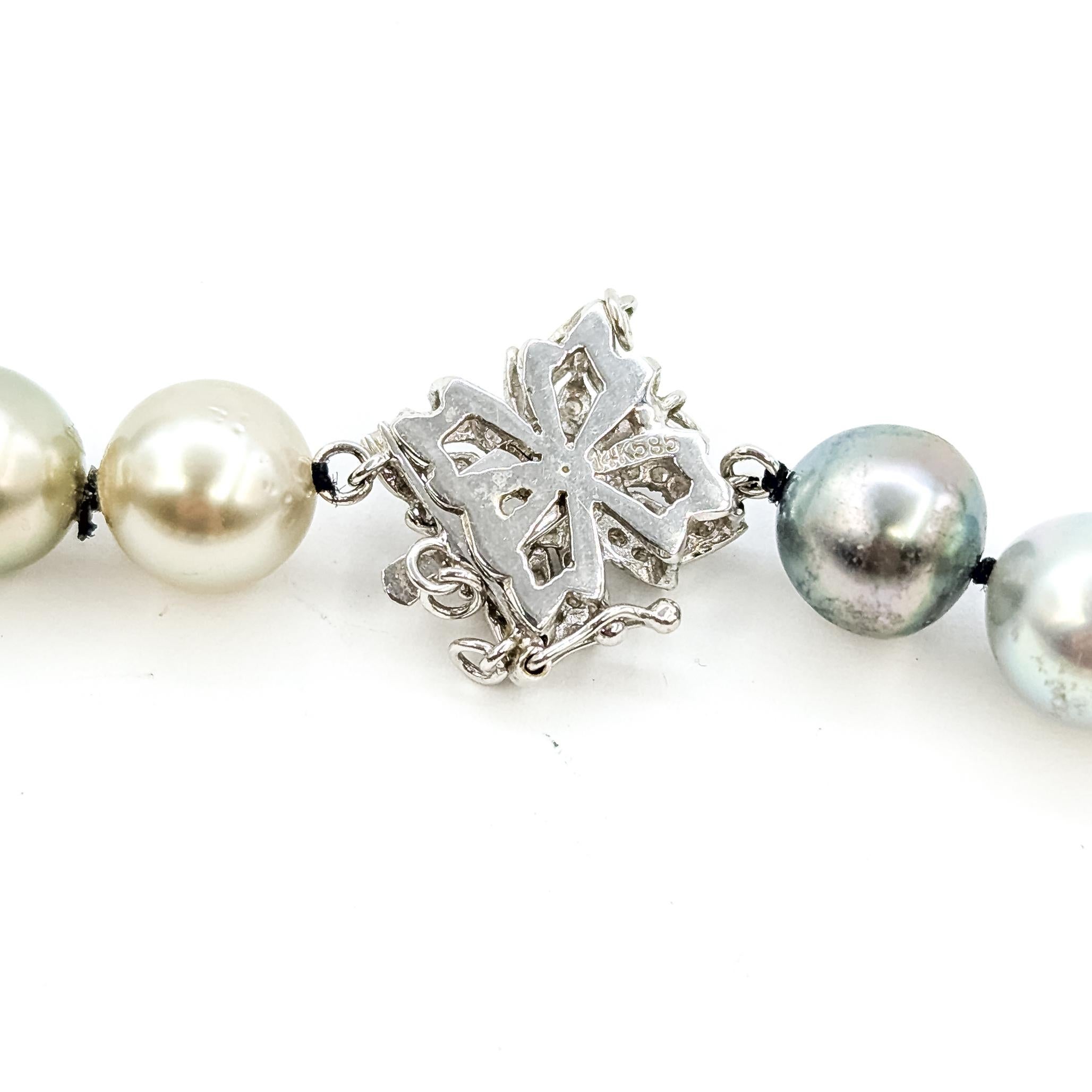 Collana con fili di perle multicolore in oro bianco 14 carati in vendita 1