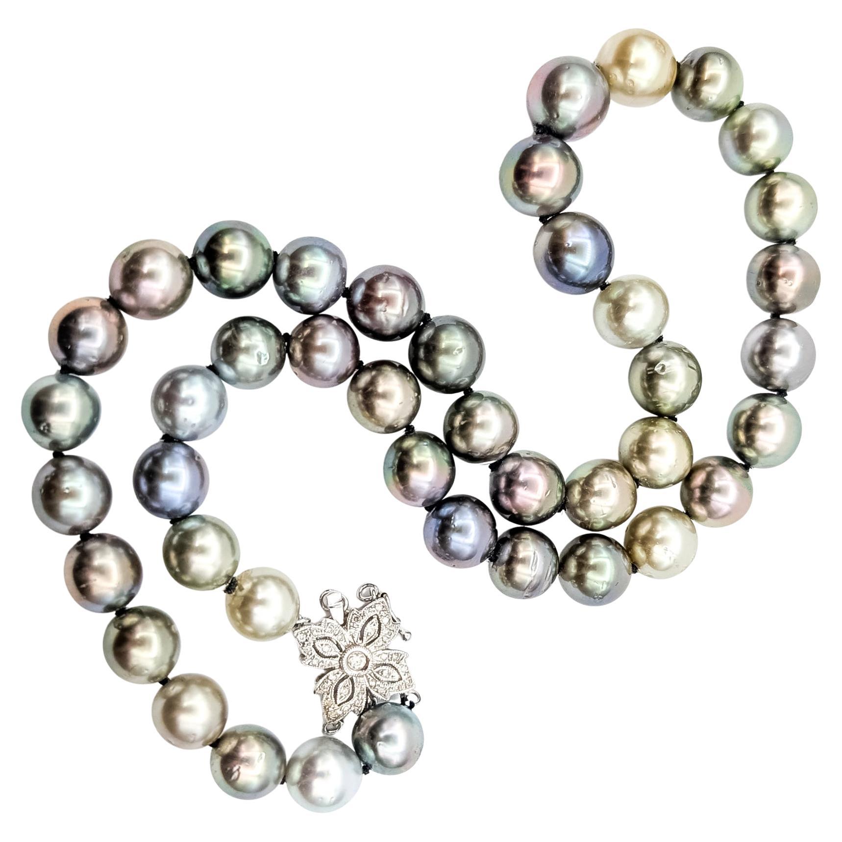 Collana con fili di perle multicolore in oro bianco 14 carati