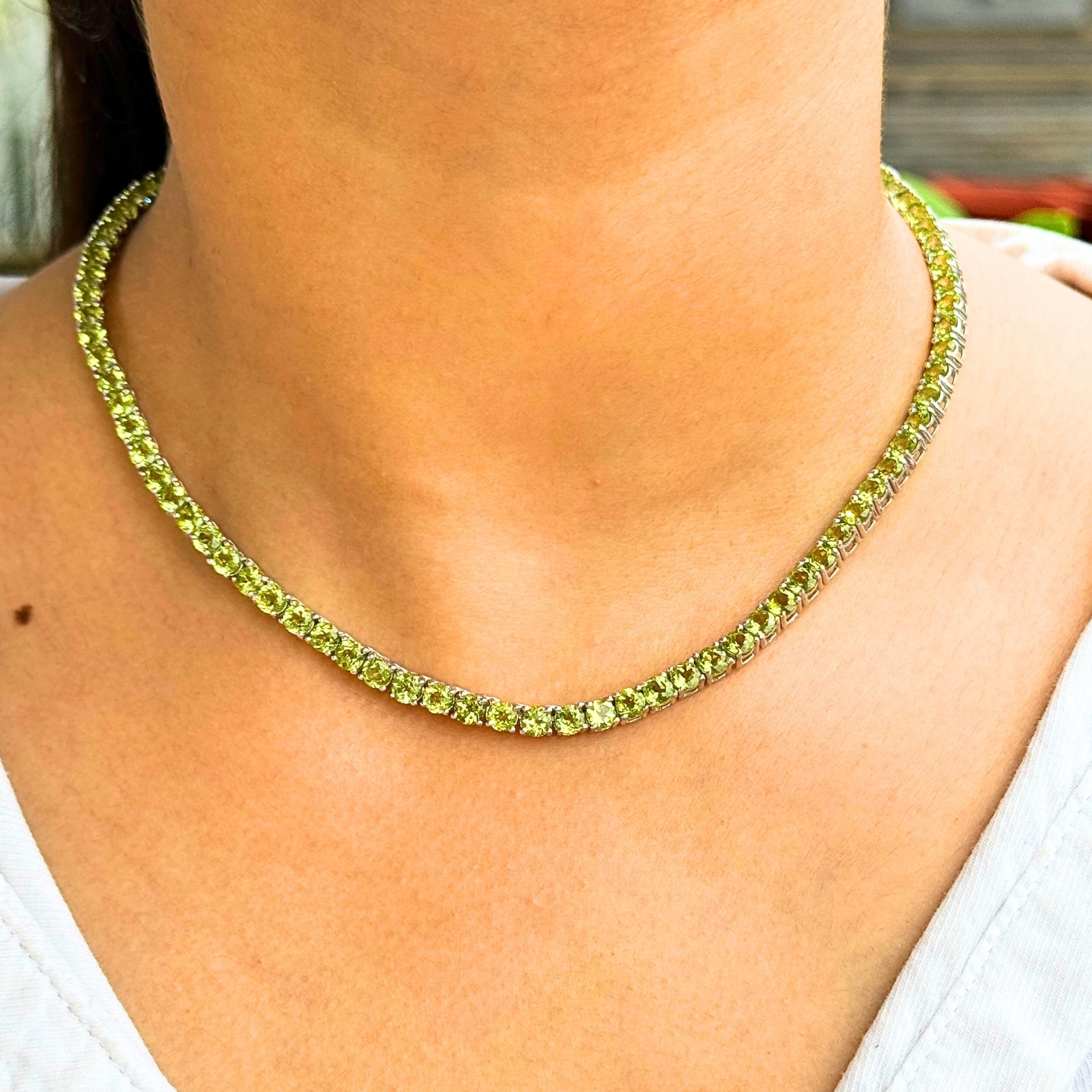 Questa collana artigianale di peridoto verde naturale è una squisita collana da tennis di peridoto, realizzata a mano in luminoso argento sterling 925. Caratterizzato da una linea continua di gemme Peridot rotonde a taglio brillante in un'elegante