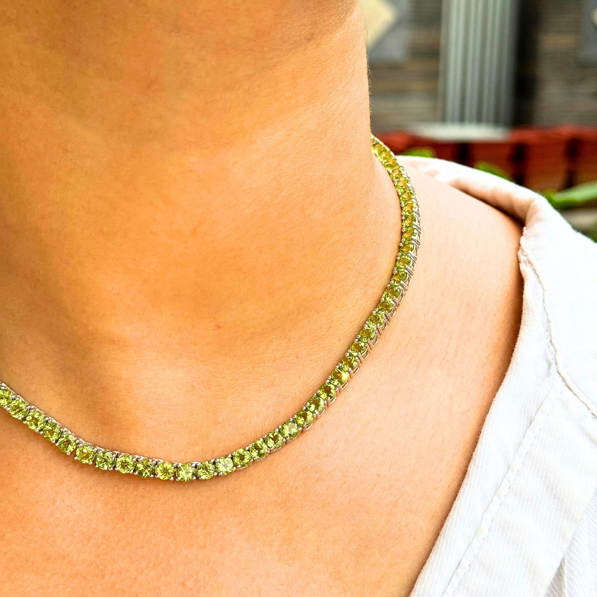 Collana tennis con peridoto verde naturale realizzata a mano in argento 925 Gioielli per lei in vendita 2
