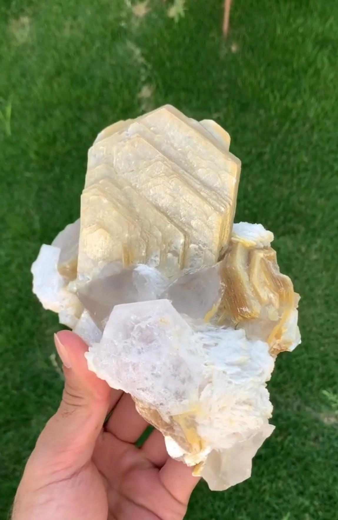 Leuchtend rosa Morganit-Kristall auf Muscovite mit Cleavelandit aus Pakistan (Pakistanisch) im Angebot