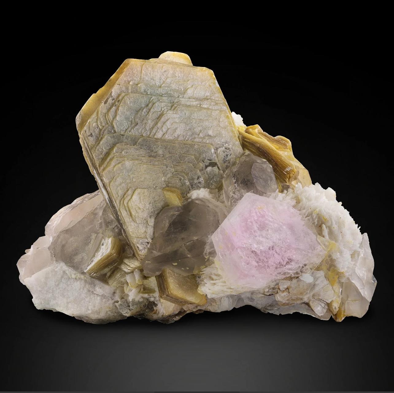 Leuchtend rosa Morganit-Kristall auf Muscovite mit Cleavelandit aus Pakistan (21. Jahrhundert und zeitgenössisch) im Angebot