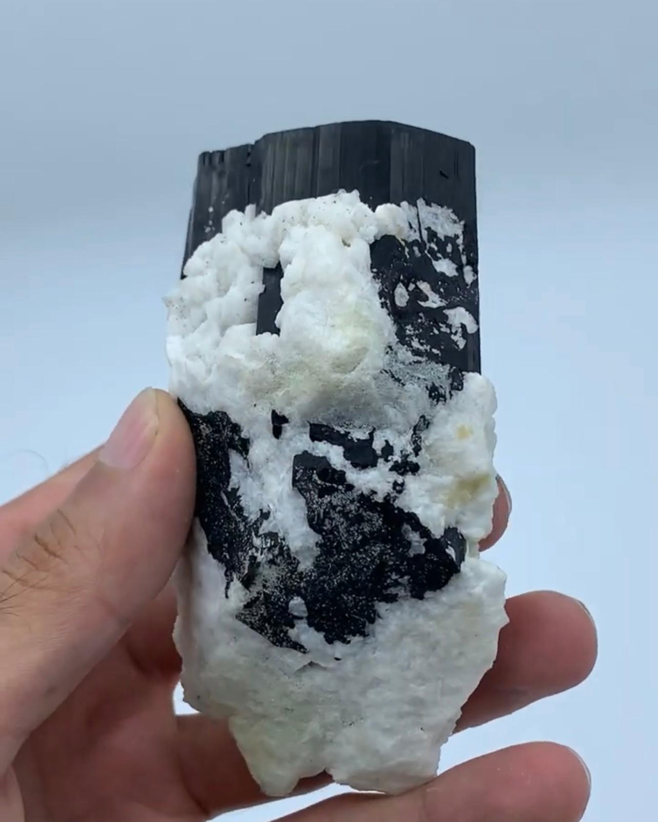 Información sobre el producto:

Nombre del espécimen: Cristales de Turmalina sobre Albita

Peso: 350 gramos

Dimensiones: Alto: 10 x Ancho: 5,5 x Fondo: 6 cm

Tratamiento: Ninguno

Origen: Provincia de Kunnar, Afganistán

Descripción:

Este