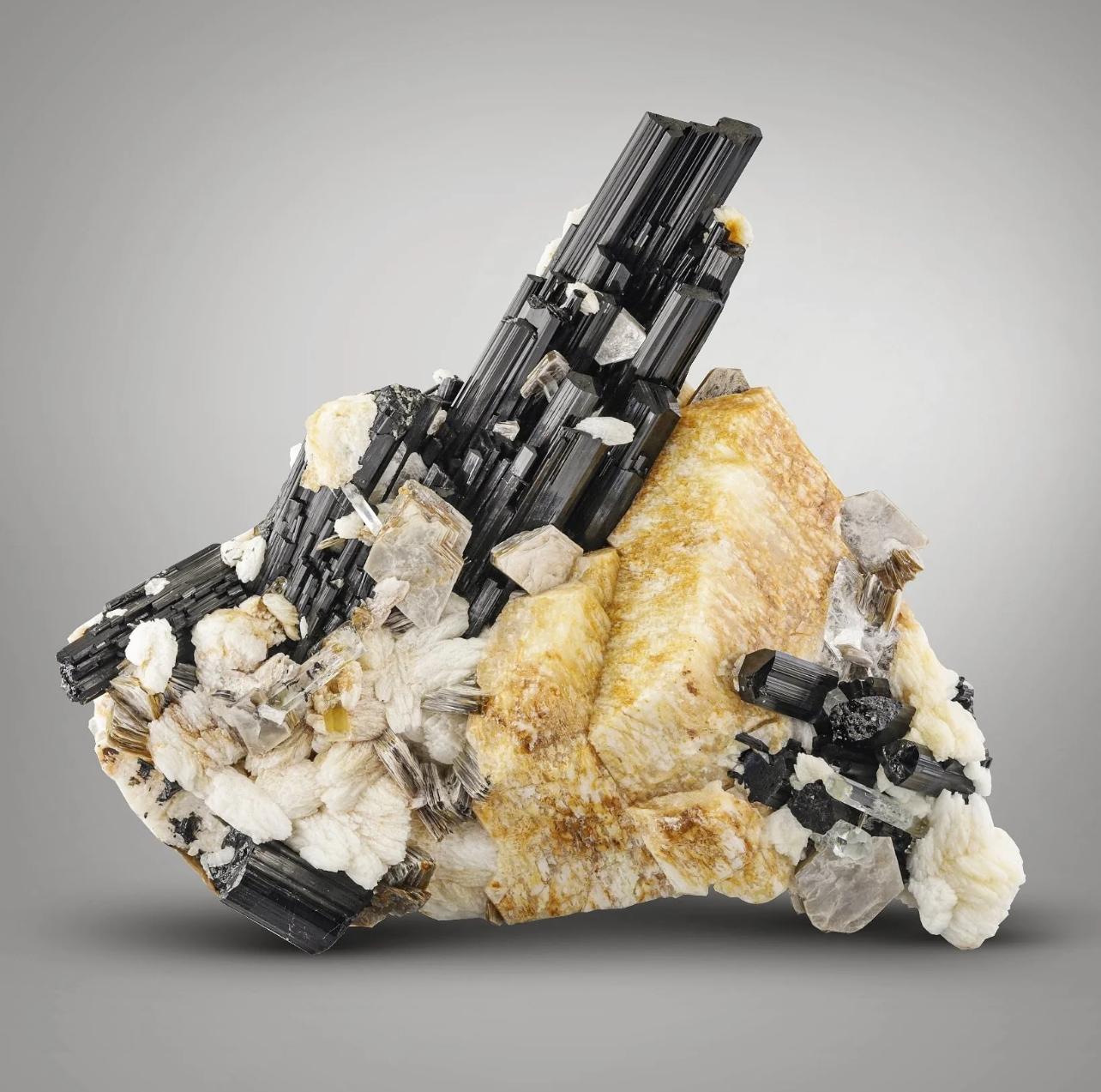 Leuchtend schwarzer Schorl-Turmalin auf Feldspar mit Aquamarin aus Pakistan (21. Jahrhundert und zeitgenössisch) im Angebot