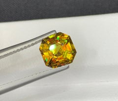 Glänzender Sphene-Edelstein: MultiColor Asscher-Schliff, 1,98 Karat