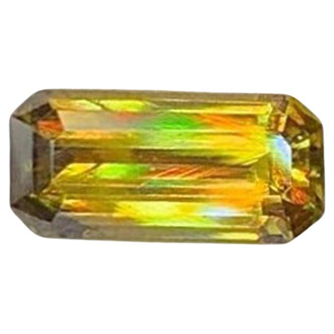 Glänzender Sphene-Edelstein: MultiColor Smaragd-Schliff, 0,90 Karat im Angebot
