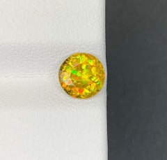 Glänzender Sphene-Edelstein: MultiColor Rundschliff, 1.40 Karat
