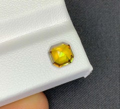 Glänzender Sphene-Edelstein: Gelb/Grüner Asscher-Schliff, 1,23 Karat