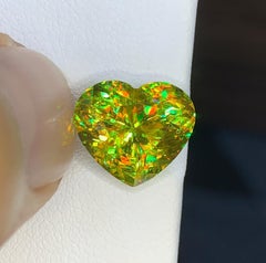 Glänzendes Sphene Herz Edelstein: Gelb-Grüner Titanit, Juni-Geburtsstein