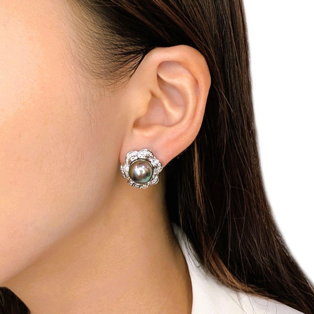 Ces nouvelles boucles d'oreilles exhalent une élégance raffinée, associant la beauté exotique de deux perles de Tahiti lustrées (10,2-10,4 mm, teinte vert-gris) à la brillance de 0,43 ct de diamants naturels. Quarante diamants ronds de taille
