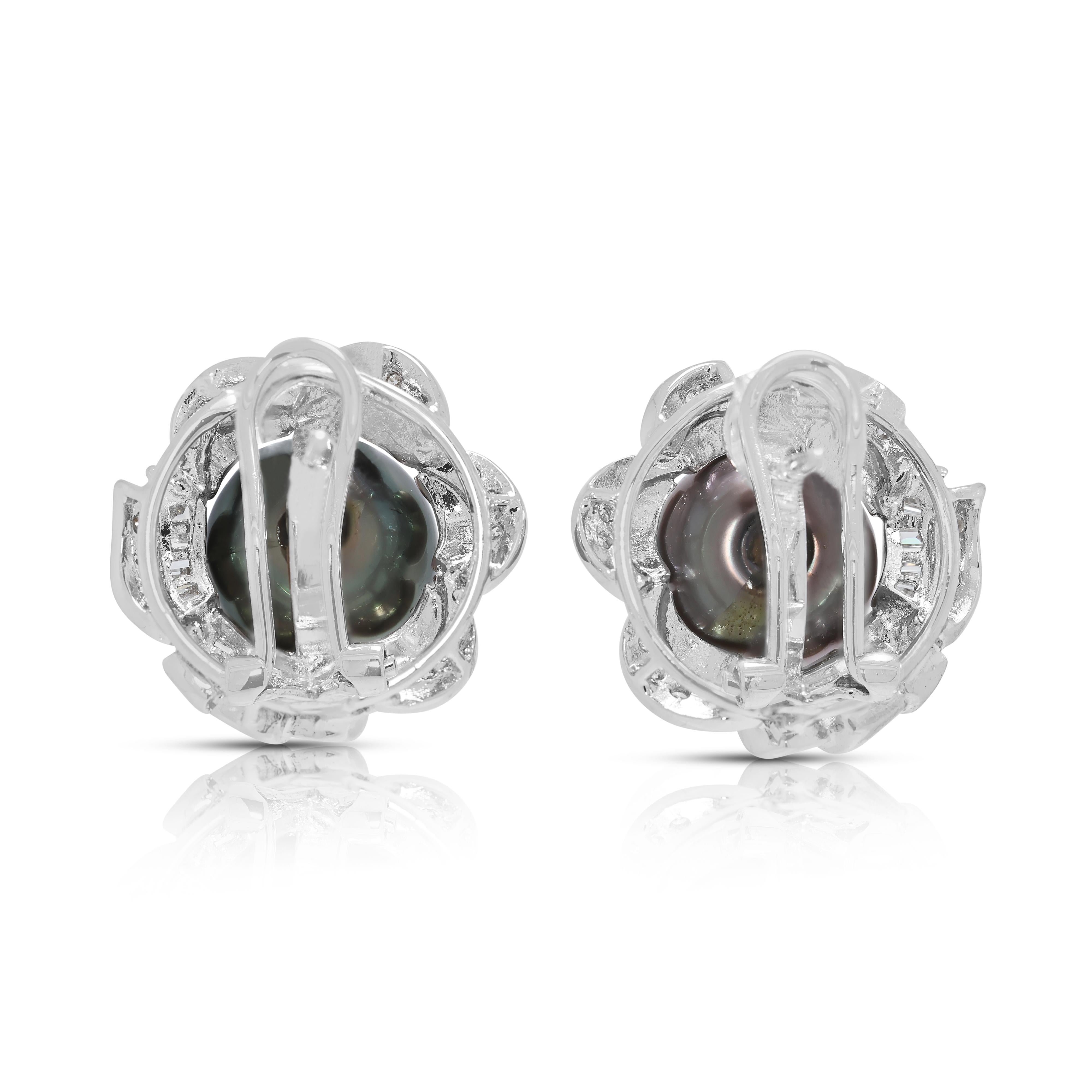 Boucles d'oreilles en or blanc 18 carats avec perles de Tahiti et diamants naturels de 0,43 carats en vente 2