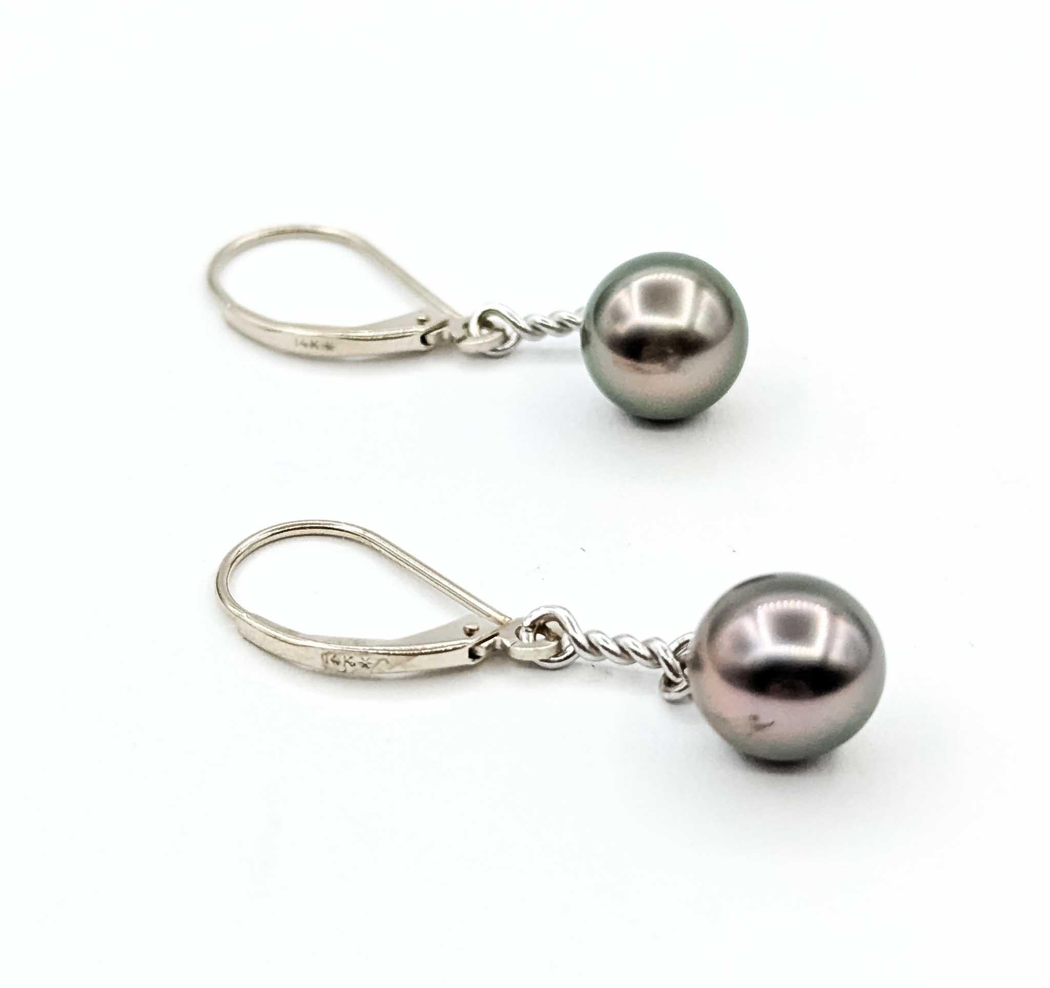 Questi orecchini sono realizzati in oro bianco 14k e sono caratterizzati da perle, con un design a goccia. Ogni perla misura 8,75 mm

Pesano 3 grammi. La perla, la pietra natale di giugno, è associata alla purezza, alla saggezza e alla