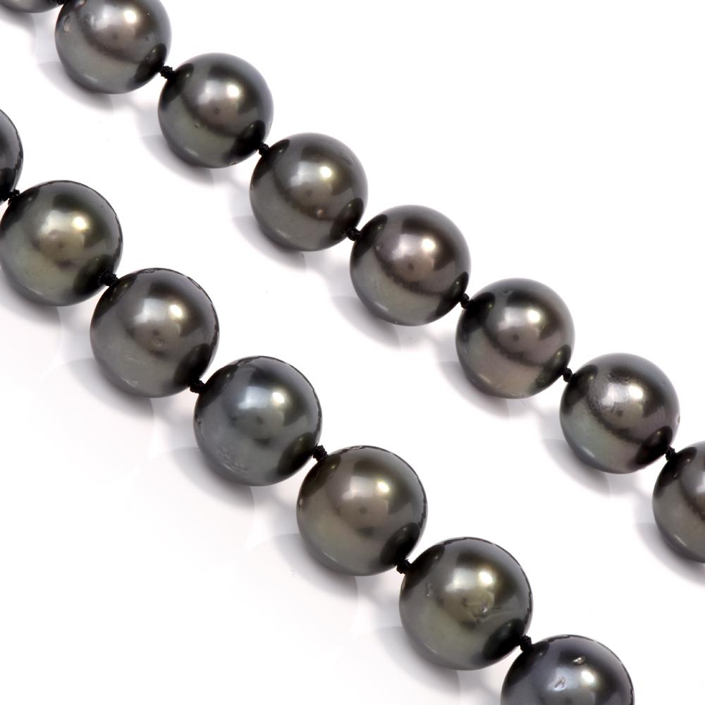 Lustrous Tahitian Southsea Pearl Necklace with 18 Karat Gold Clasp In Excellent Condition In Miami, FL