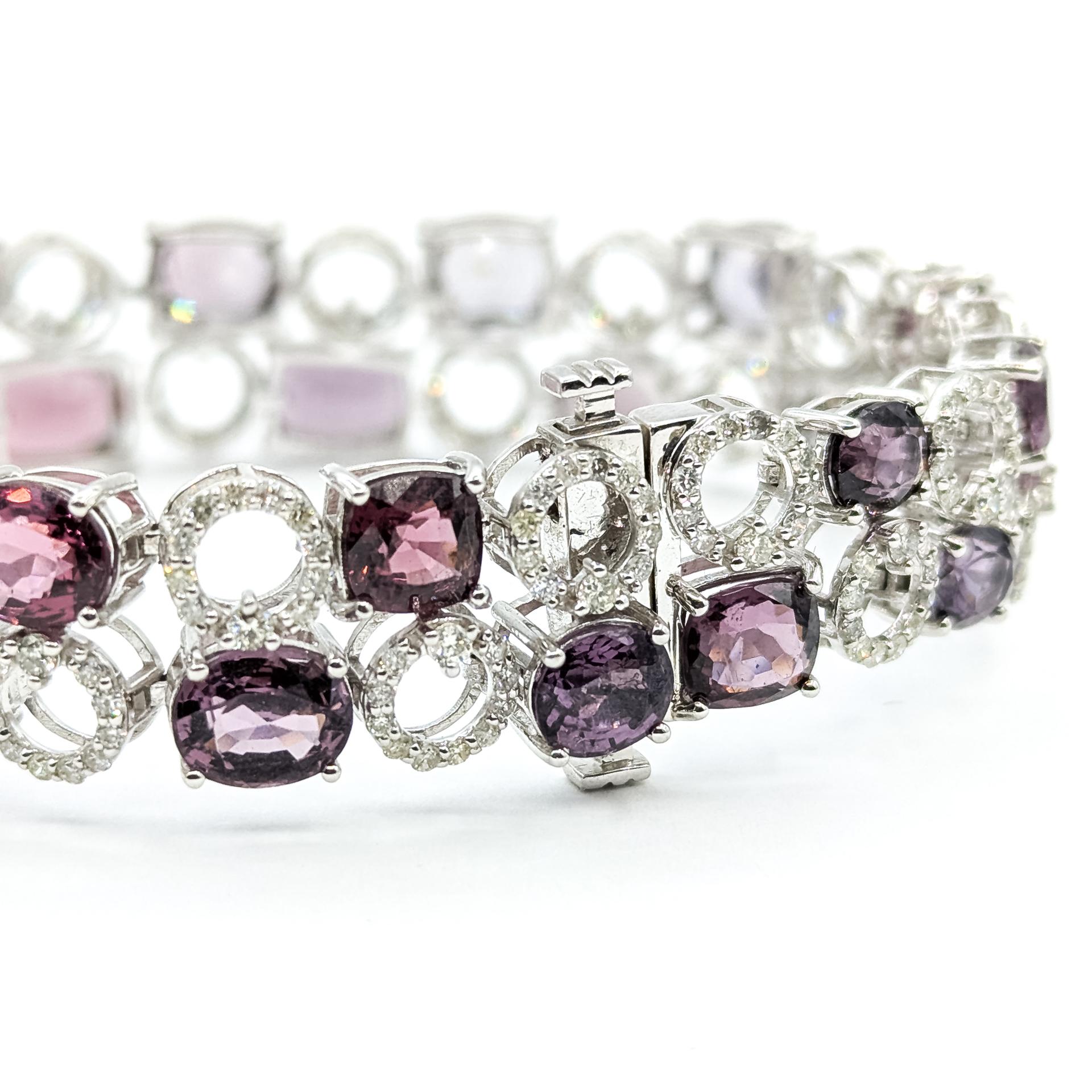 Questo lussuoso bracciale è realizzato in oro bianco 14 carati e presenta una splendida serie di zaffiri rosa-viola non riscaldati per un totale di 2,53 carati. Gli zaffiri mostrano un'accattivante gamma di toni dal lilla al rosa, ciascuno
