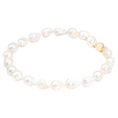 Glänzendes weißes Barock-Süßwasserperlenarmband mit Verschluss aus 9 Karat Gelbgold