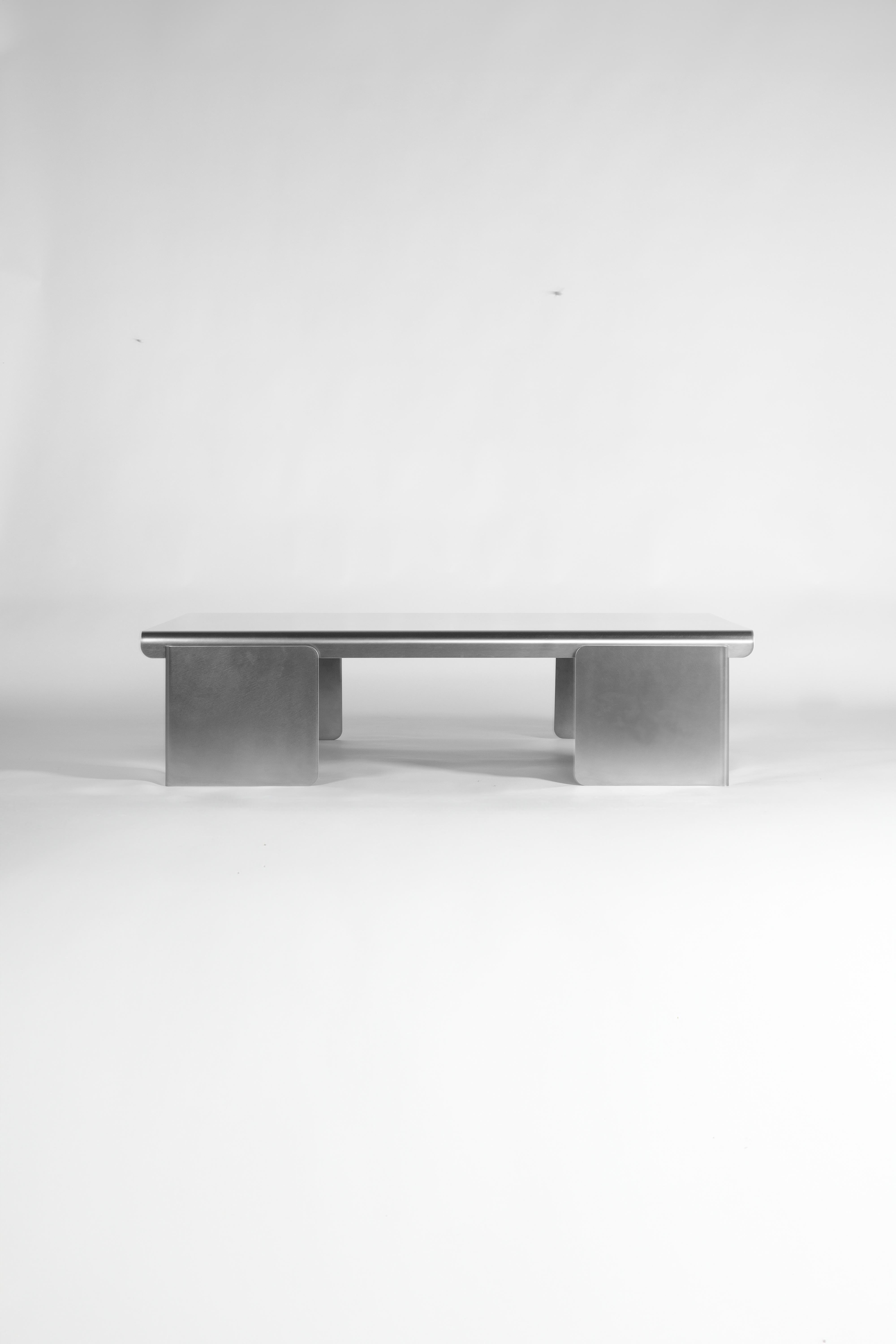 Table basse LuT 03 de Rebecca Ackaert
Dimensions : D 80 x L 120 x H 30 cm
Matériaux : Acier inoxydable de 3 mm.

Rebecca Ackaert est une créatrice belge basée à Anvers. Une recherche permanente de la nuance l'amène à façonner des objets porteurs