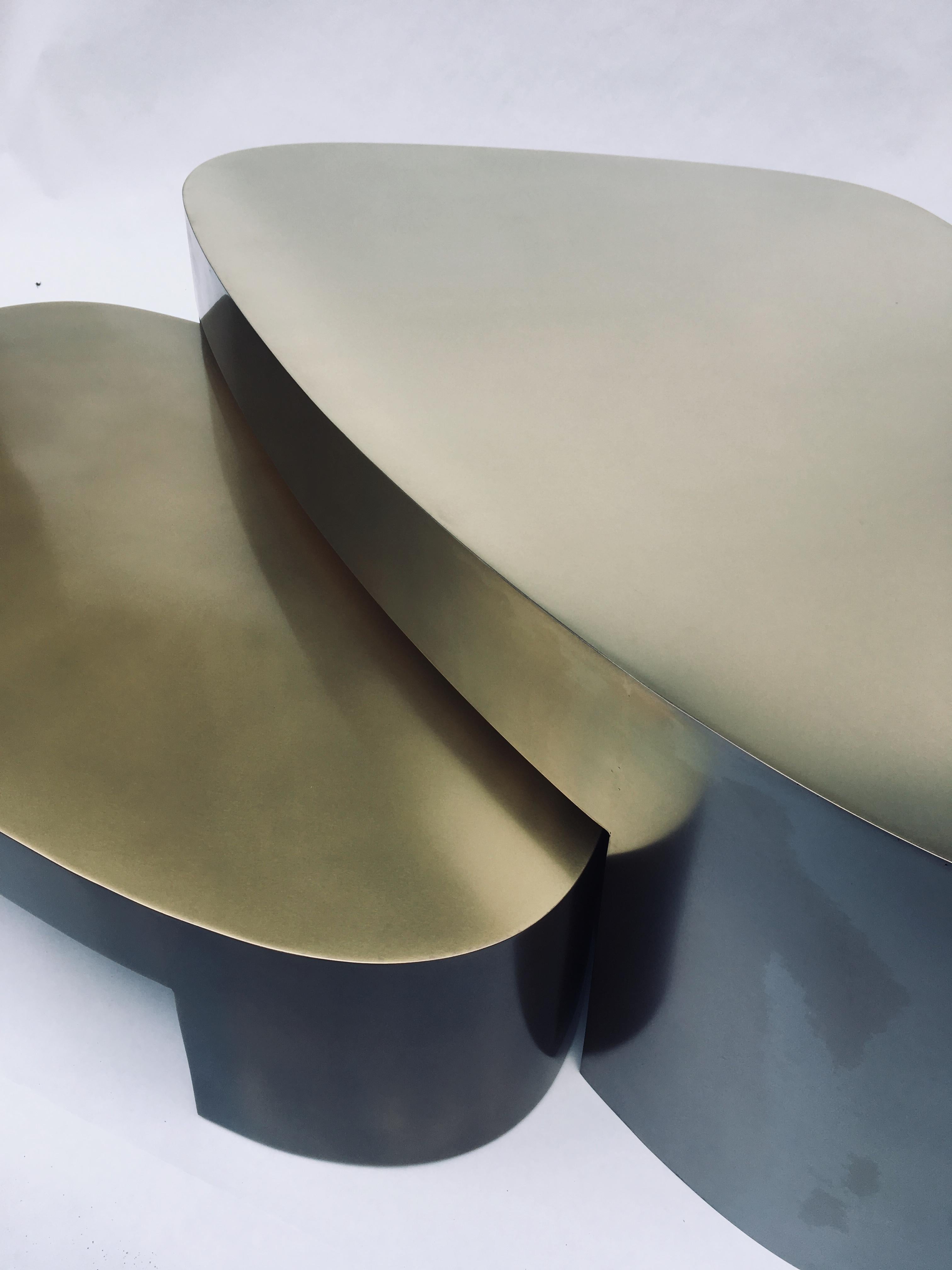 Table basse en laiton Lutatia, signée par Stefan Leo
Laiton patiné 
Mesures : 167 x 98cm, H 36 cm
(D'autres dimensions et matériaux peuvent être fabriqués sur commande)

L'Atelier Stefan Leo jouit d'une réputation remarquable grâce à ses