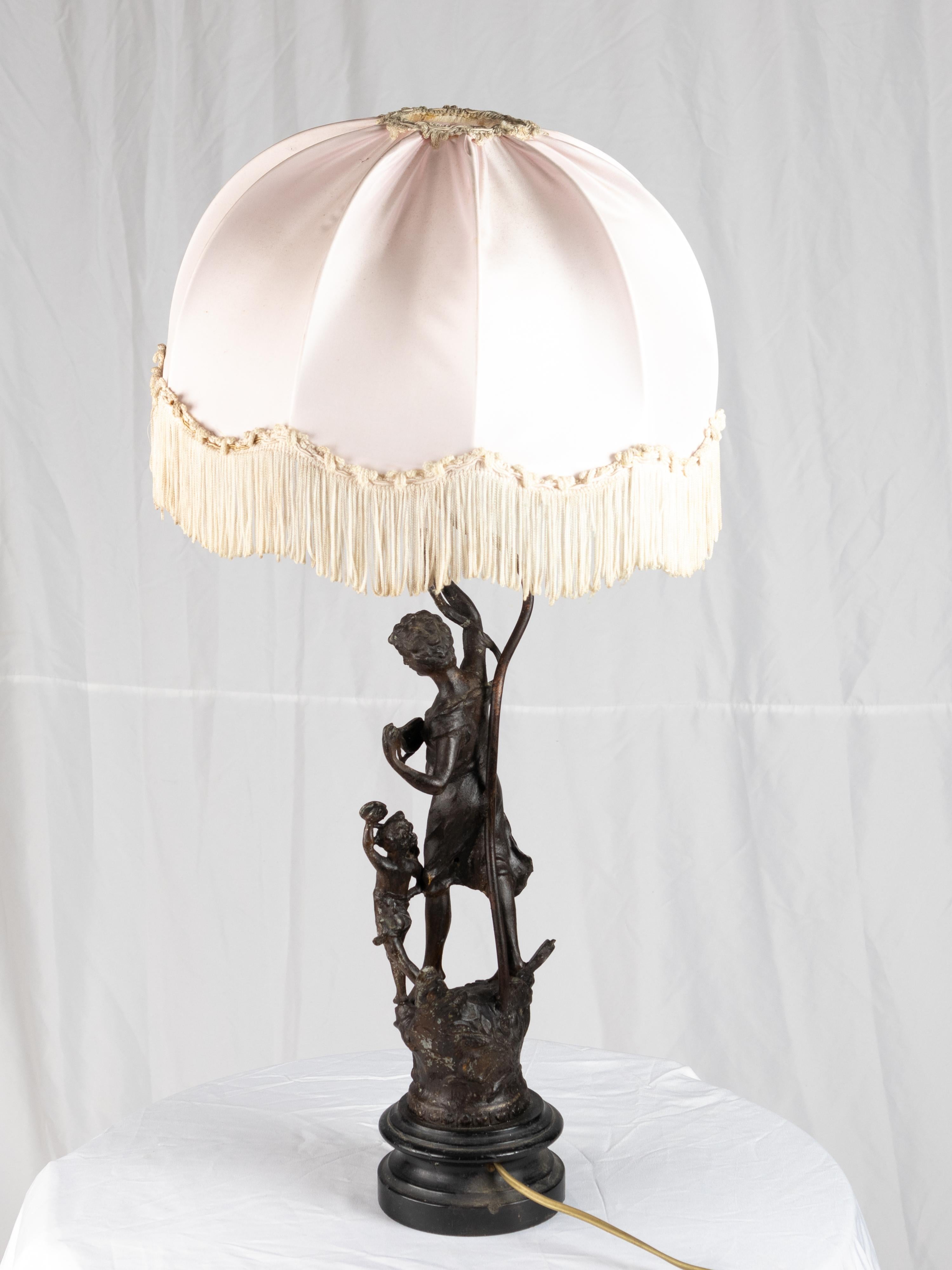 Néoclassique Lampe de table pour joueurs de luth et de tambourin Brocart de soie, 19e siècle en vente