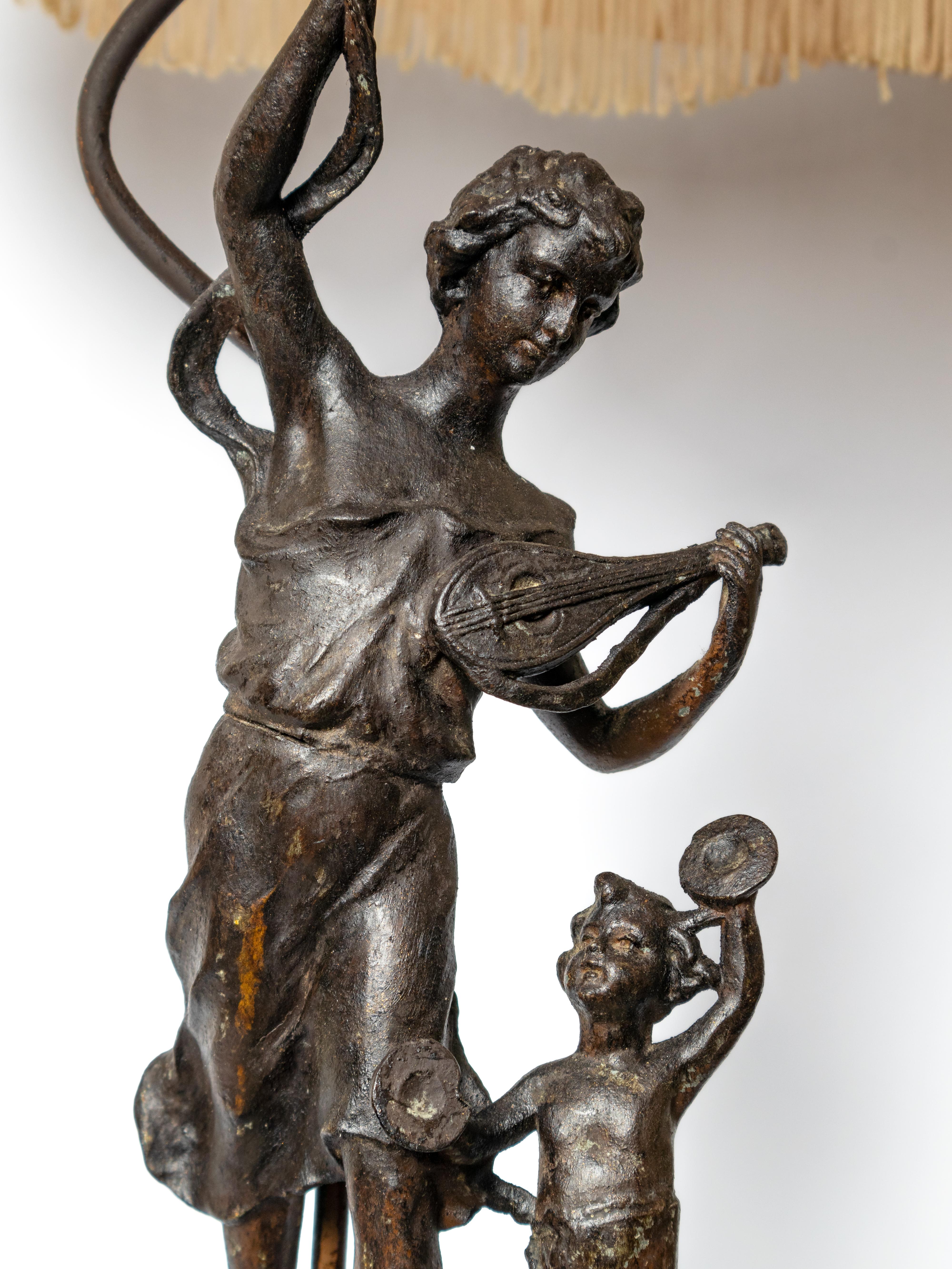 Lampe de table jouant du luth et du tambourin Brocart de soie, musique, 19e siècle en vente 3