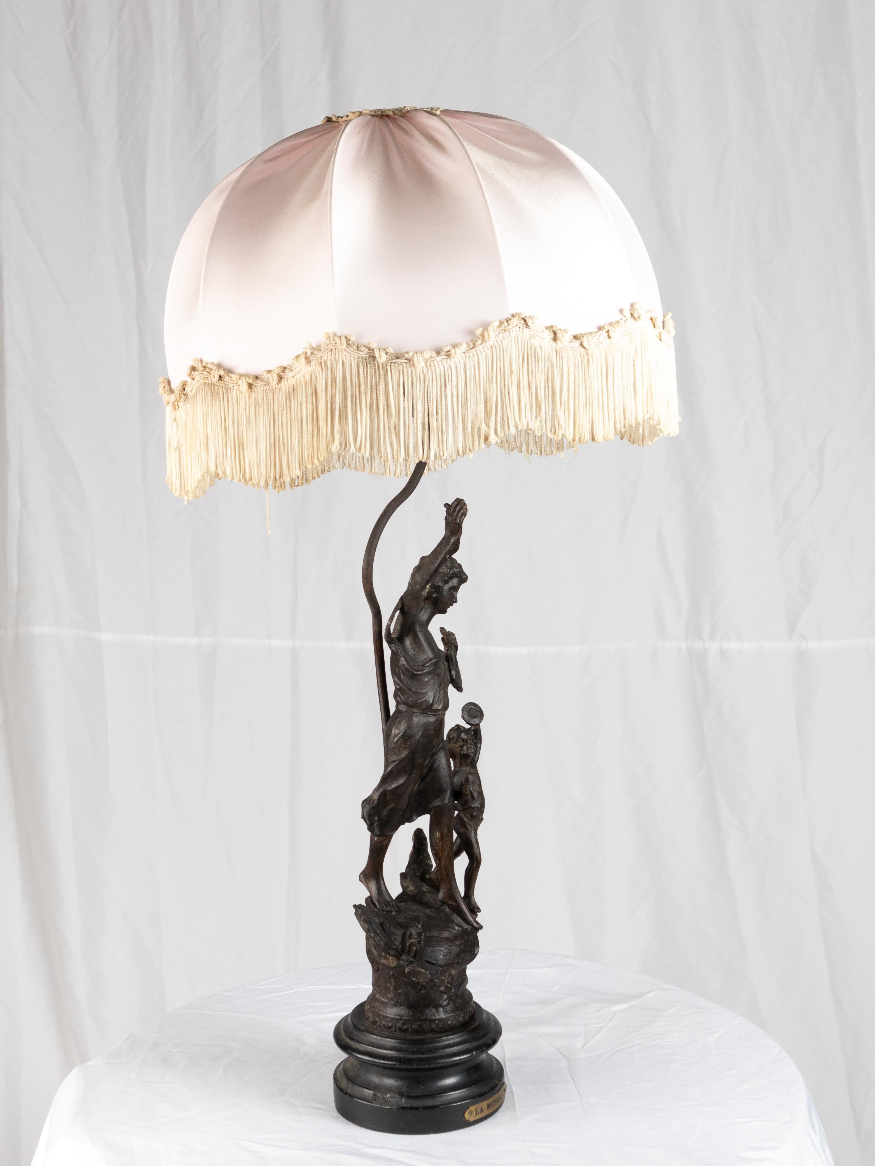 Français Lampe de table jouant du luth et du tambourin Brocart de soie, musique, 19e siècle en vente