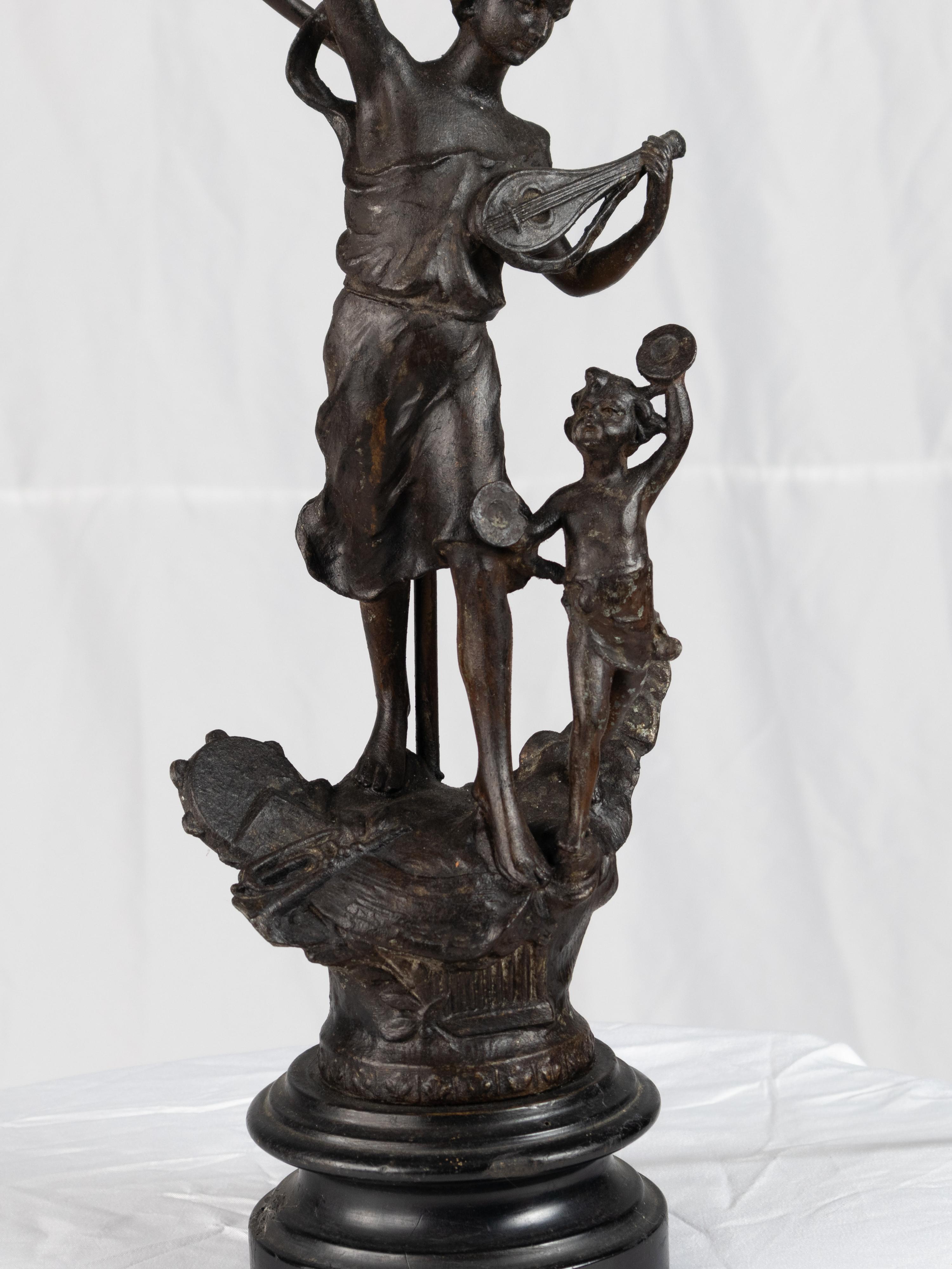 Lampe de table jouant du luth et du tambourin Brocart de soie, musique, 19e siècle Bon état - En vente à Lisbon, PT