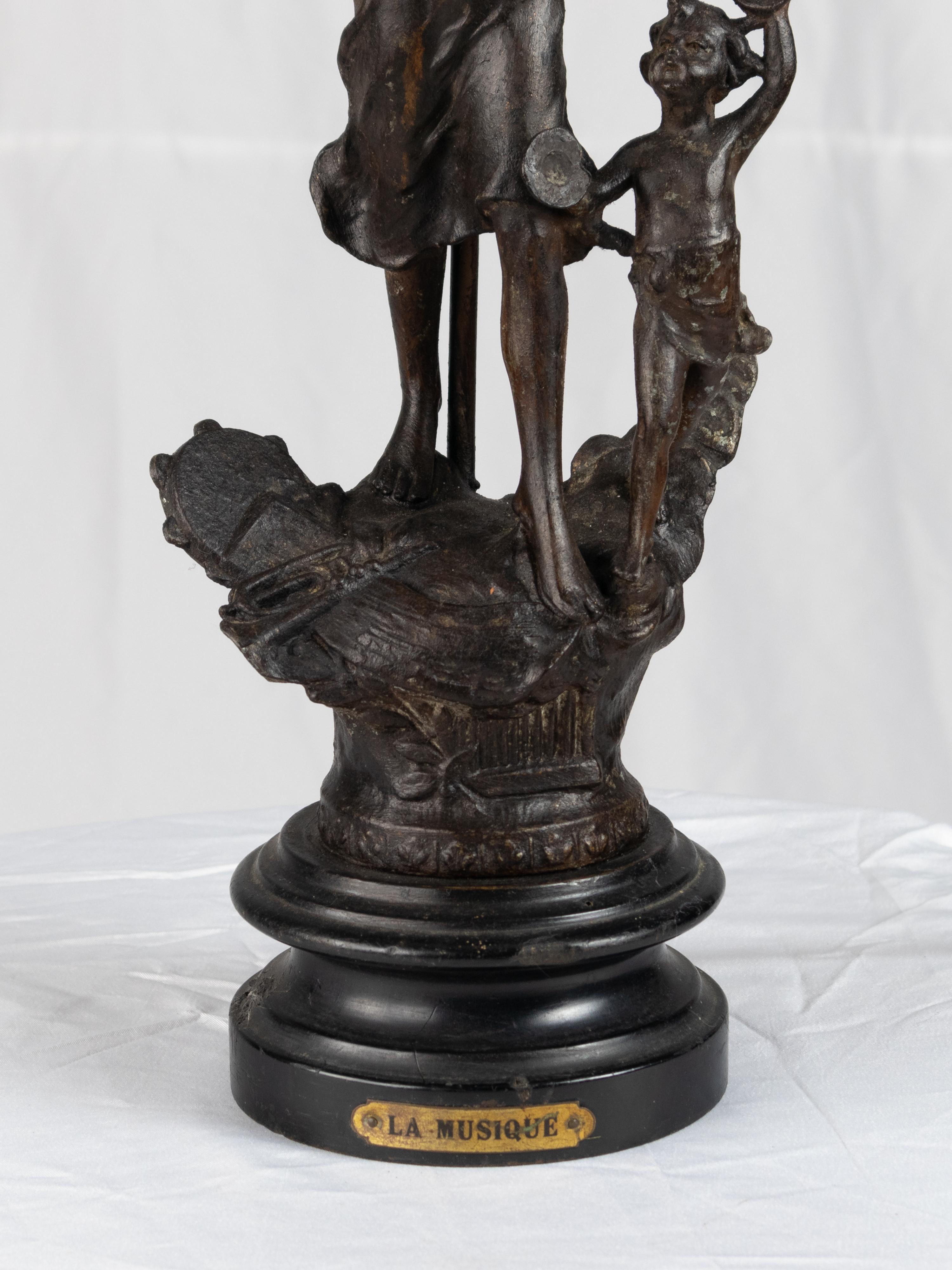 XIXe siècle Lampe de table jouant du luth et du tambourin Brocart de soie, musique, 19e siècle en vente