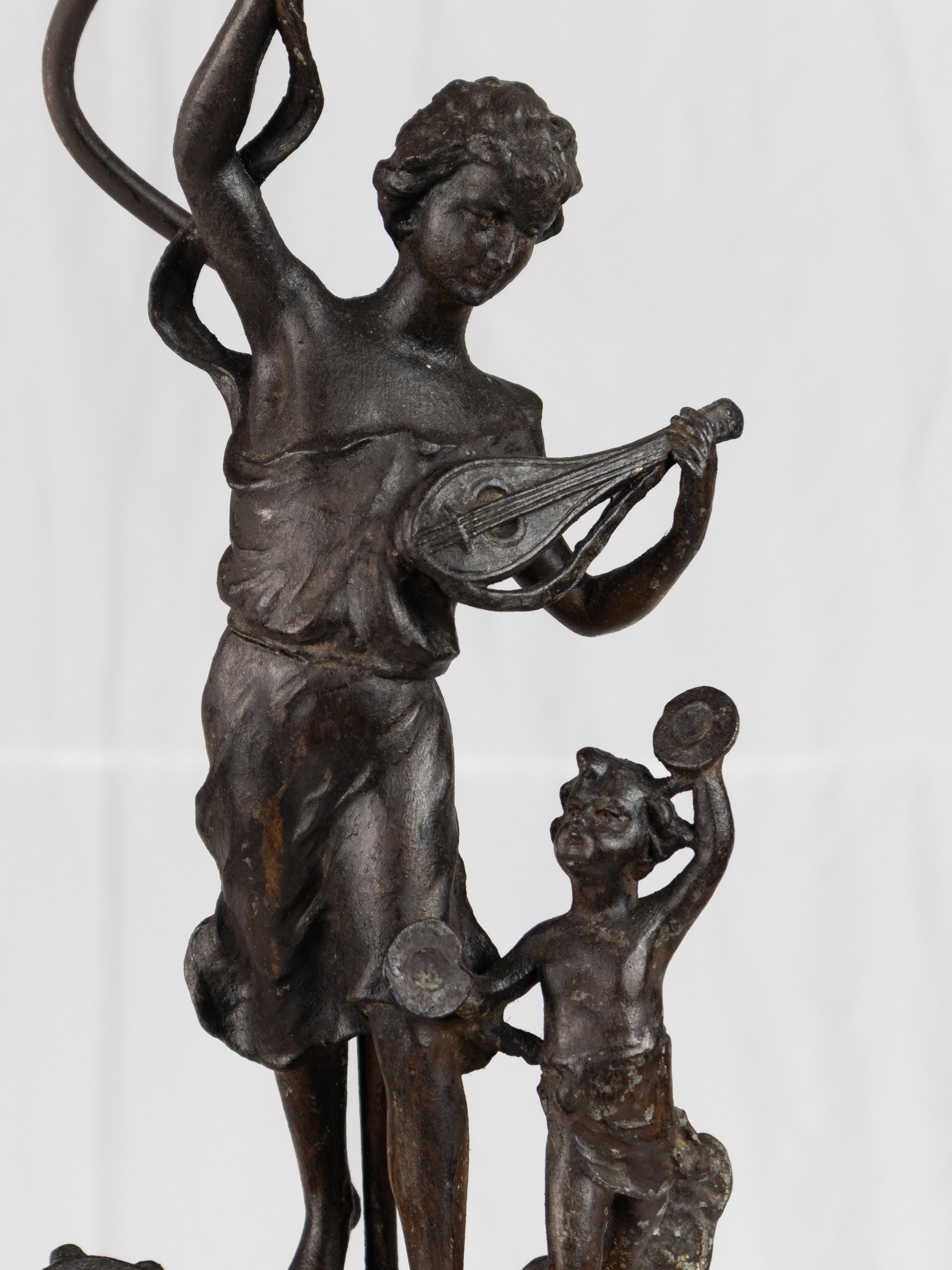 Tissu Lampe de table jouant du luth et du tambourin Brocart de soie, musique, 19e siècle en vente