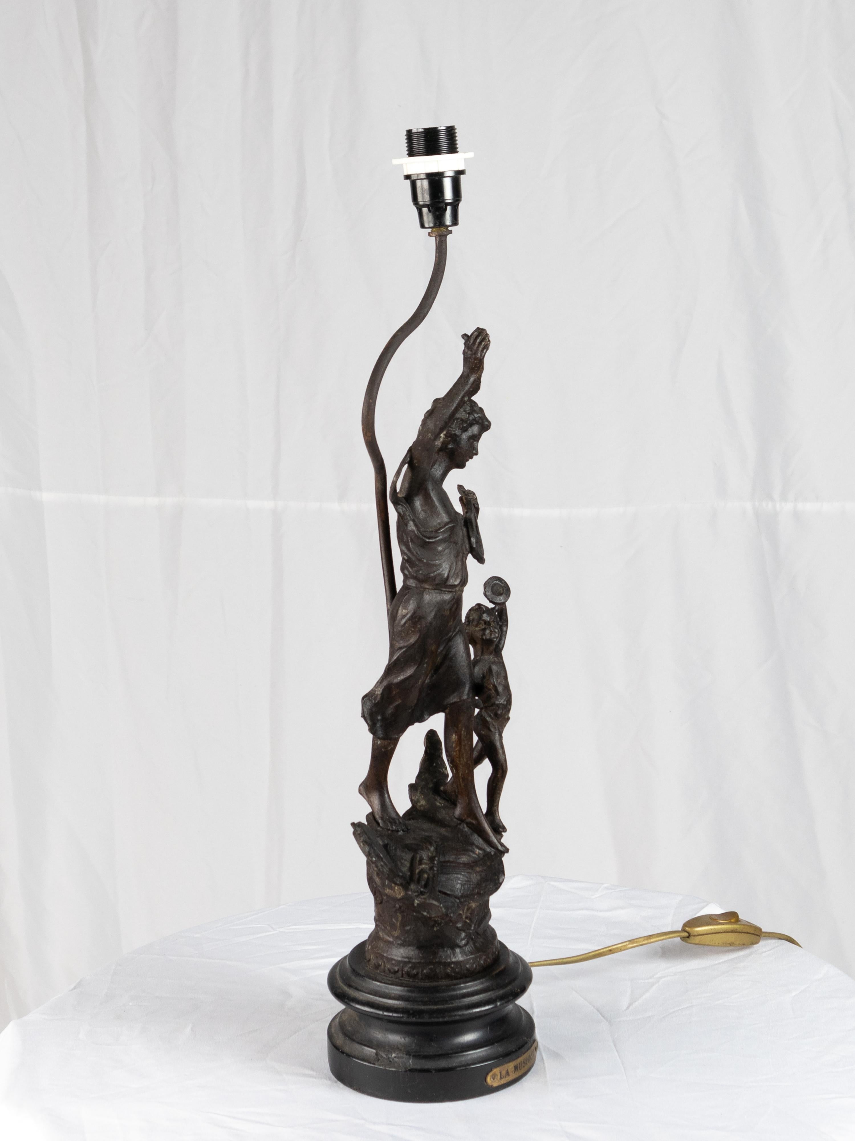 Lampe de table jouant du luth et du tambourin Brocart de soie, musique, 19e siècle en vente 1