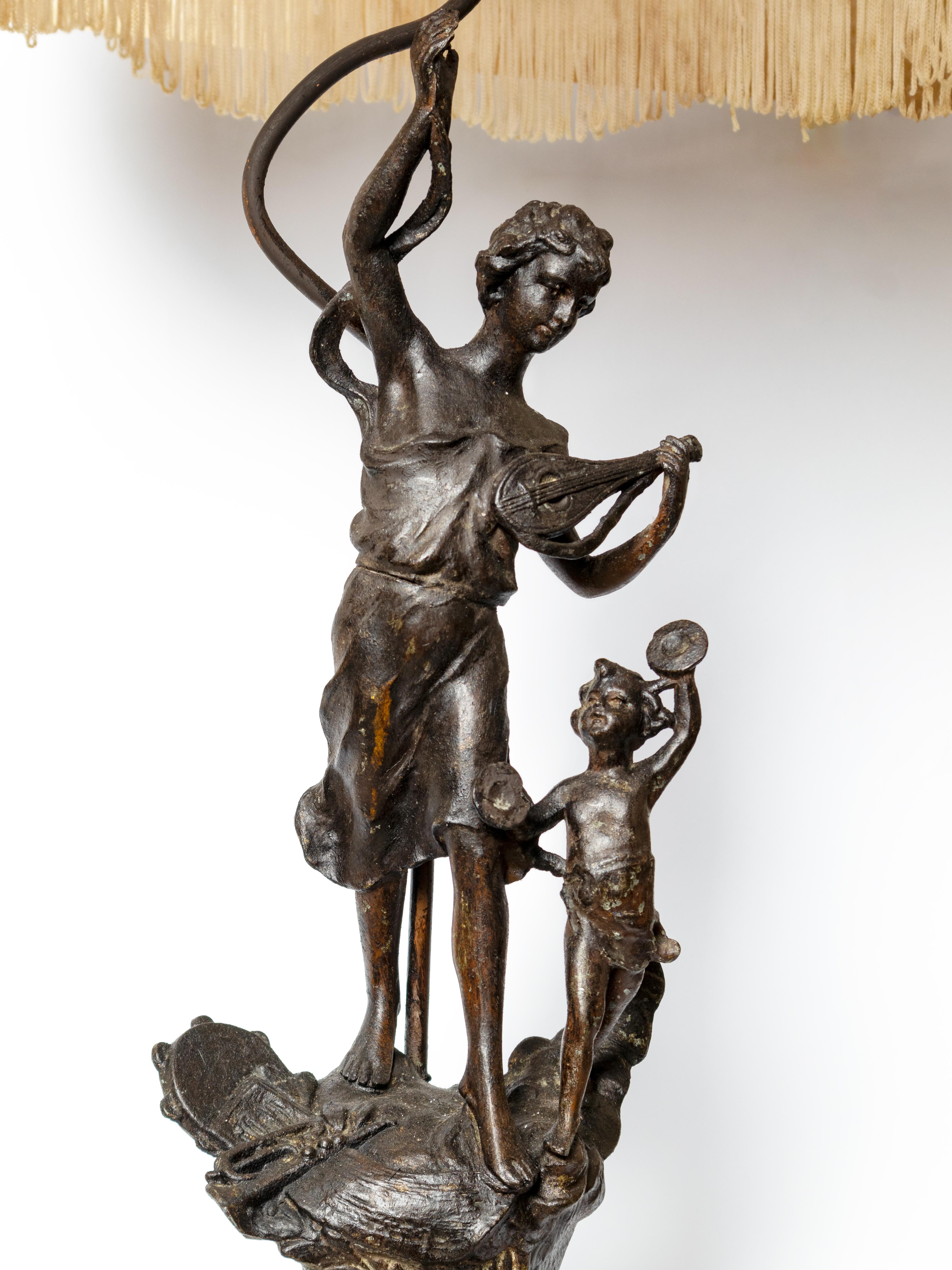 Lampe de table jouant du luth et du tambourin Brocart de soie, musique, 19e siècle en vente 2