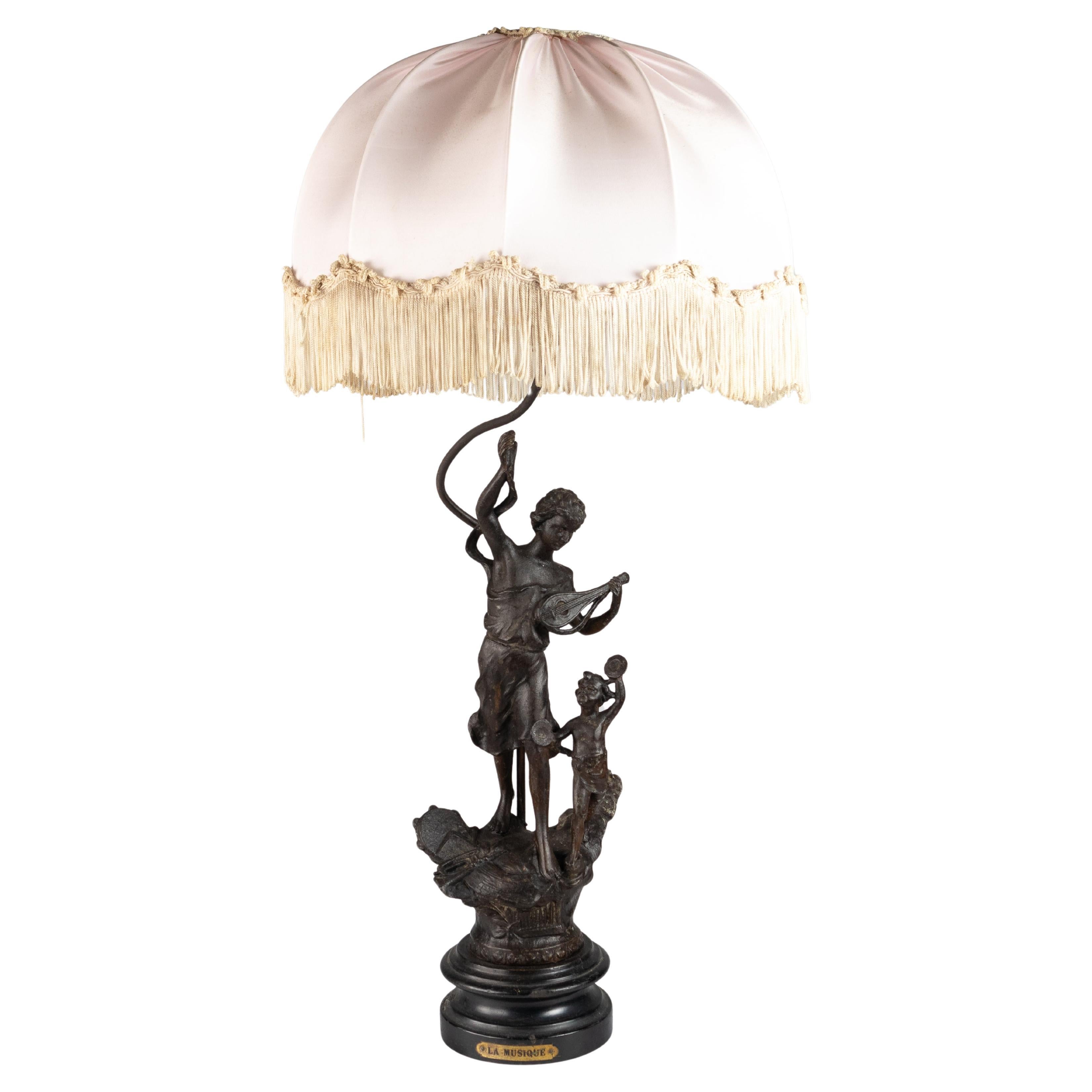 Lámpara de mesa con laúd y pandereta Brocado de seda, Música, Siglo XIX